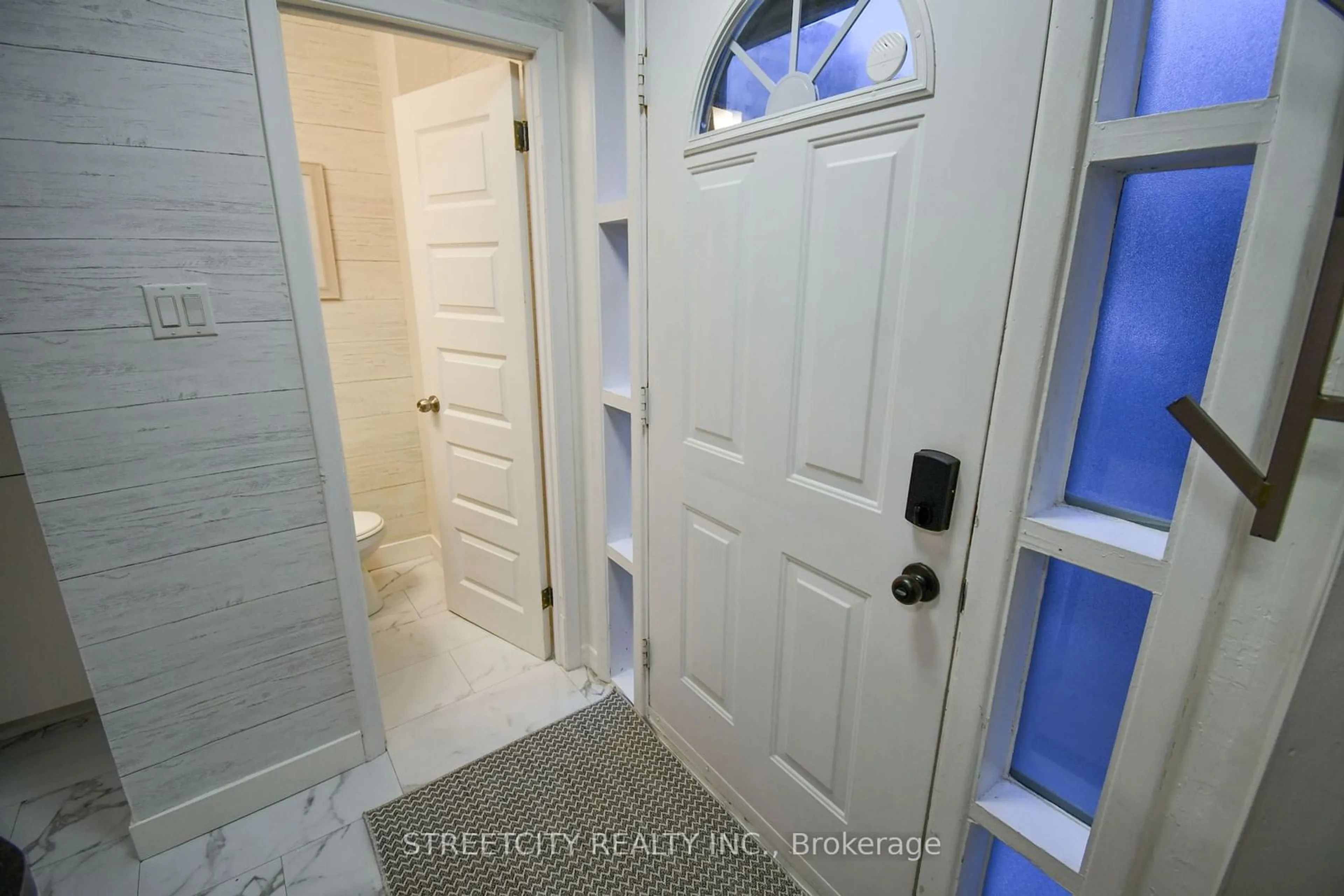 Indoor entryway for 1105 Oxford St, London Ontario N6H 1V6