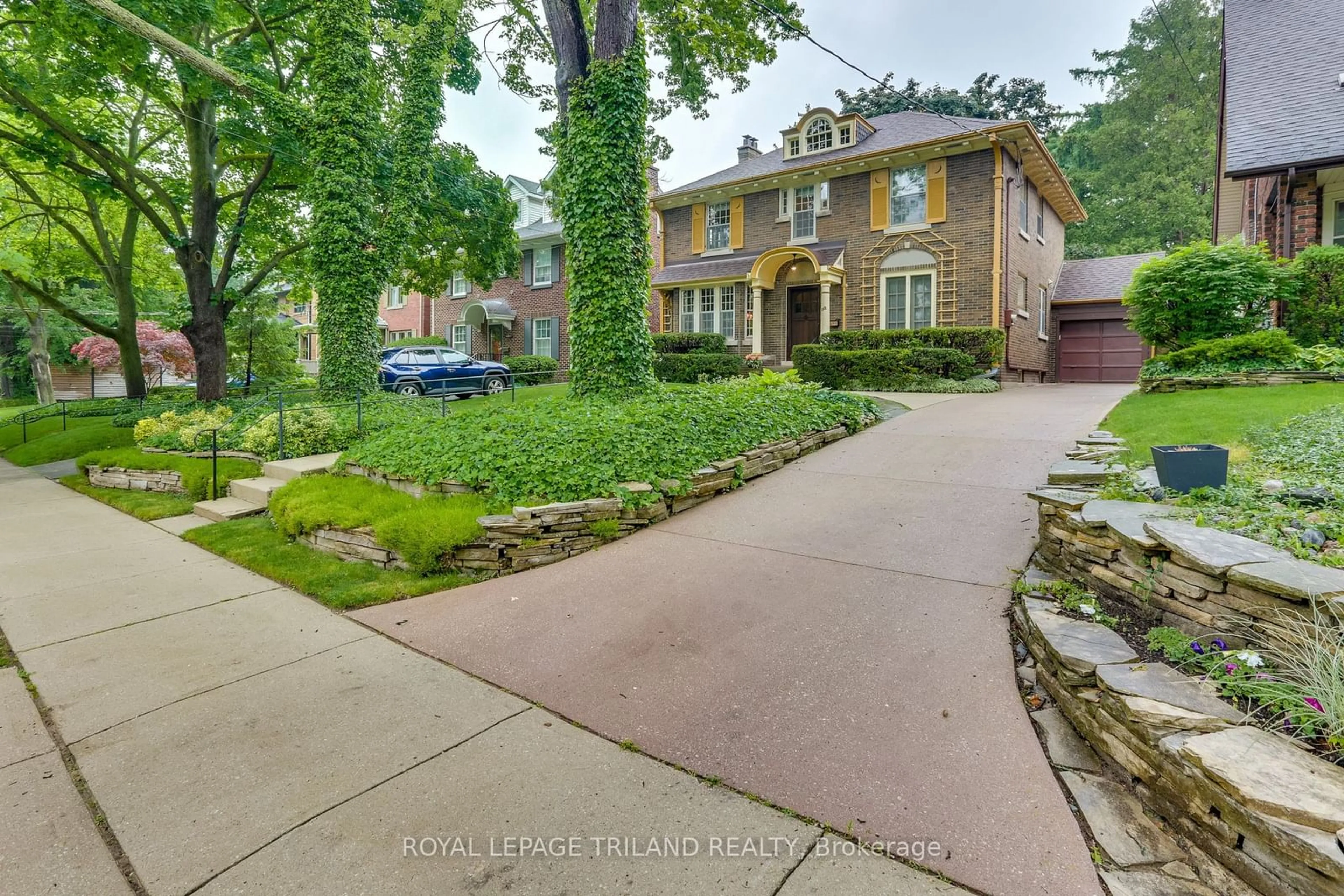 A pic from outside/outdoor area/front of a property/back of a property/a pic from drone, street for 262 Regent St, London Ontario N6A 2H2