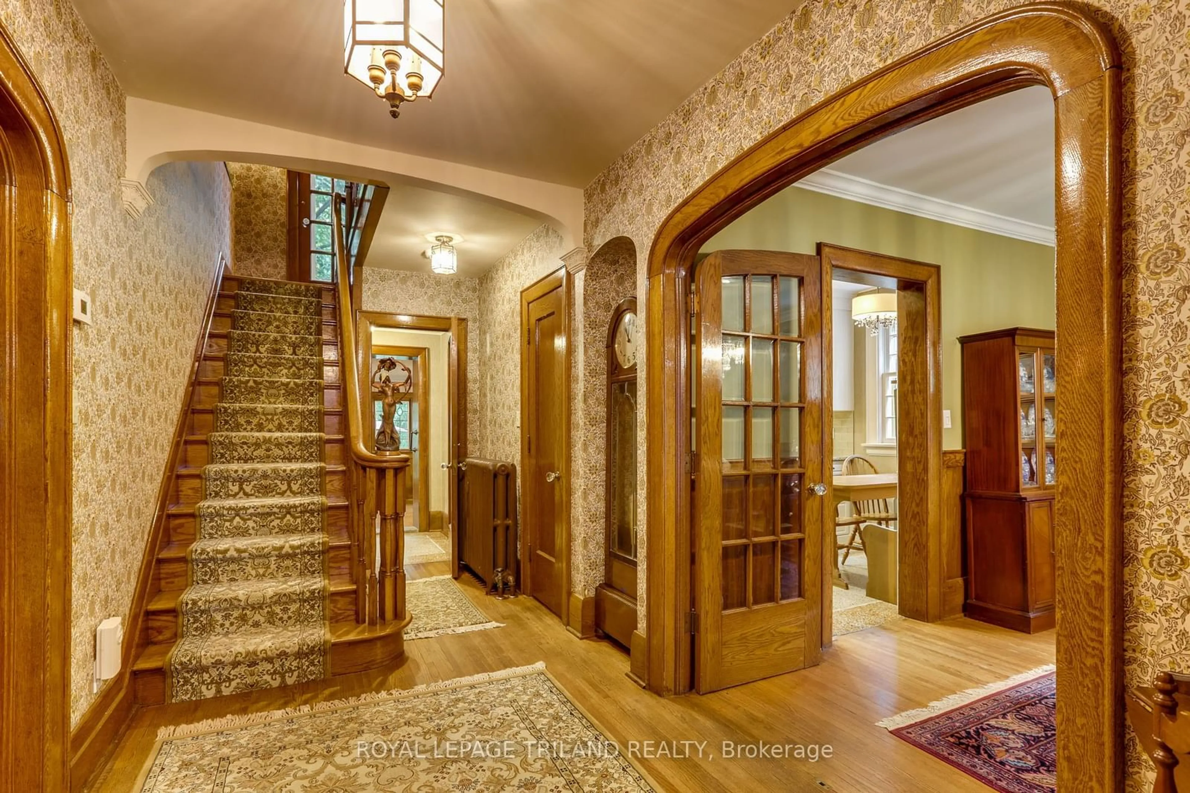 Indoor foyer for 262 Regent St, London Ontario N6A 2H2