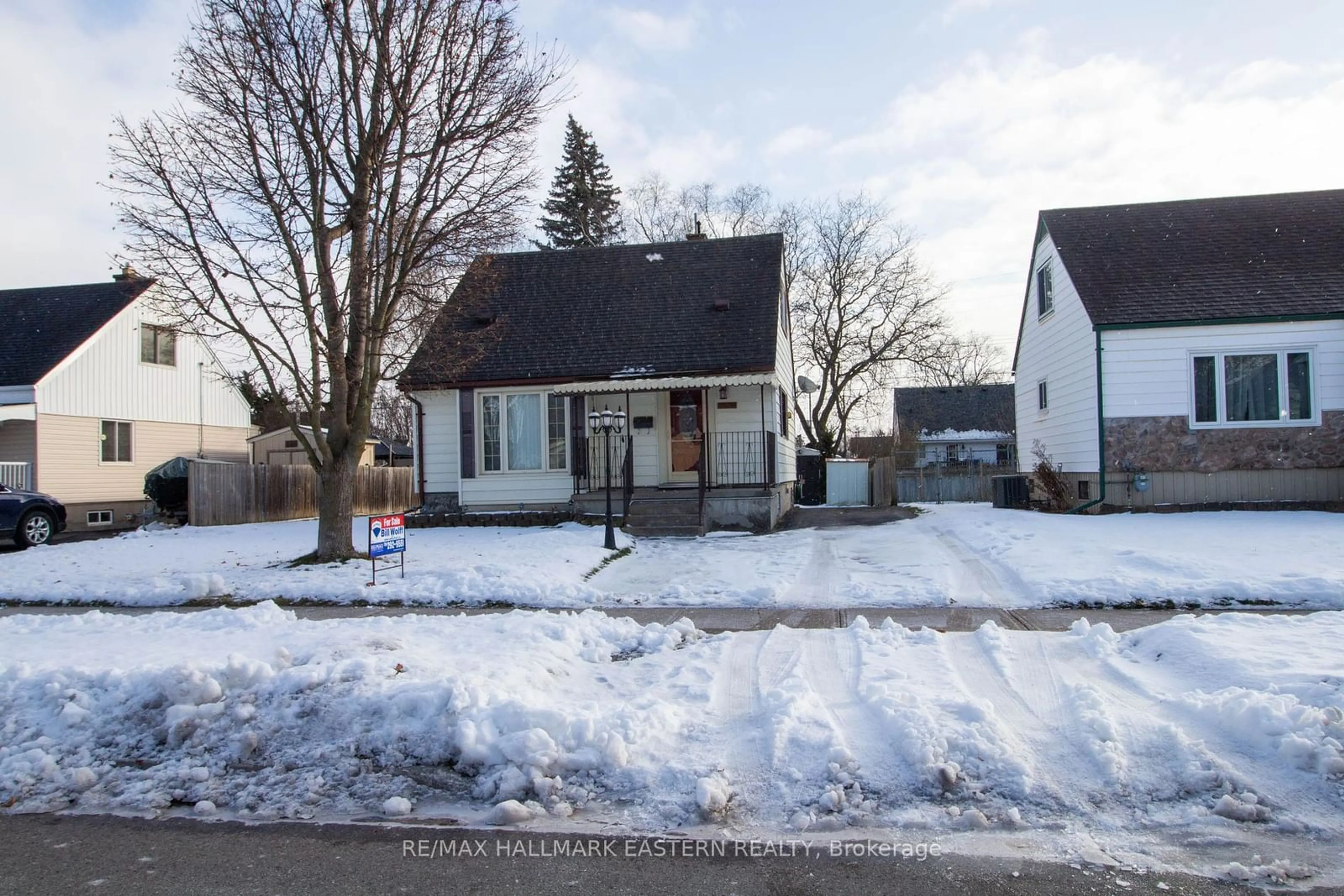 A pic from outside/outdoor area/front of a property/back of a property/a pic from drone, street for 683 Little St, Peterborough Ontario K9J 4C4