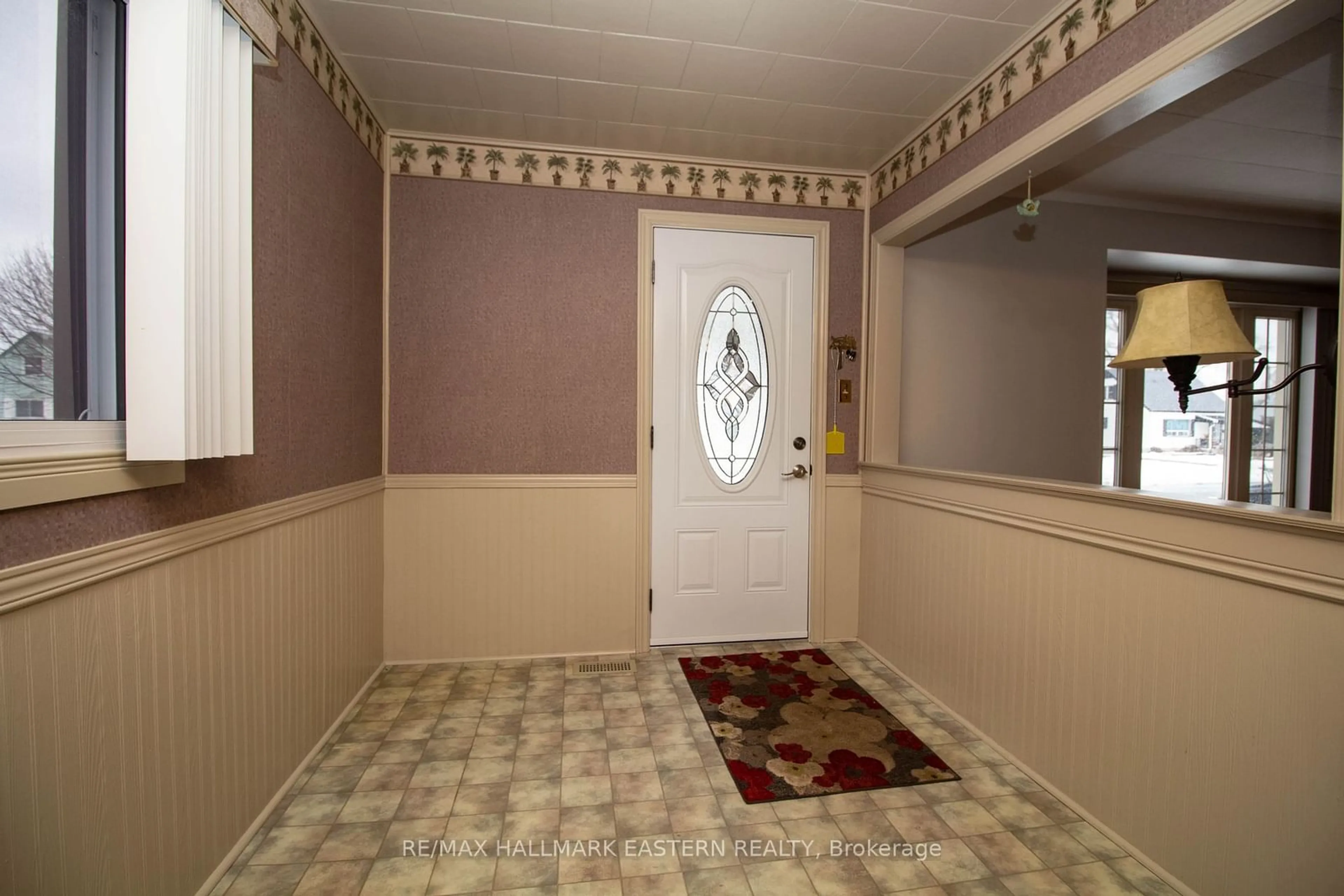 Indoor foyer for 683 Little St, Peterborough Ontario K9J 4C4