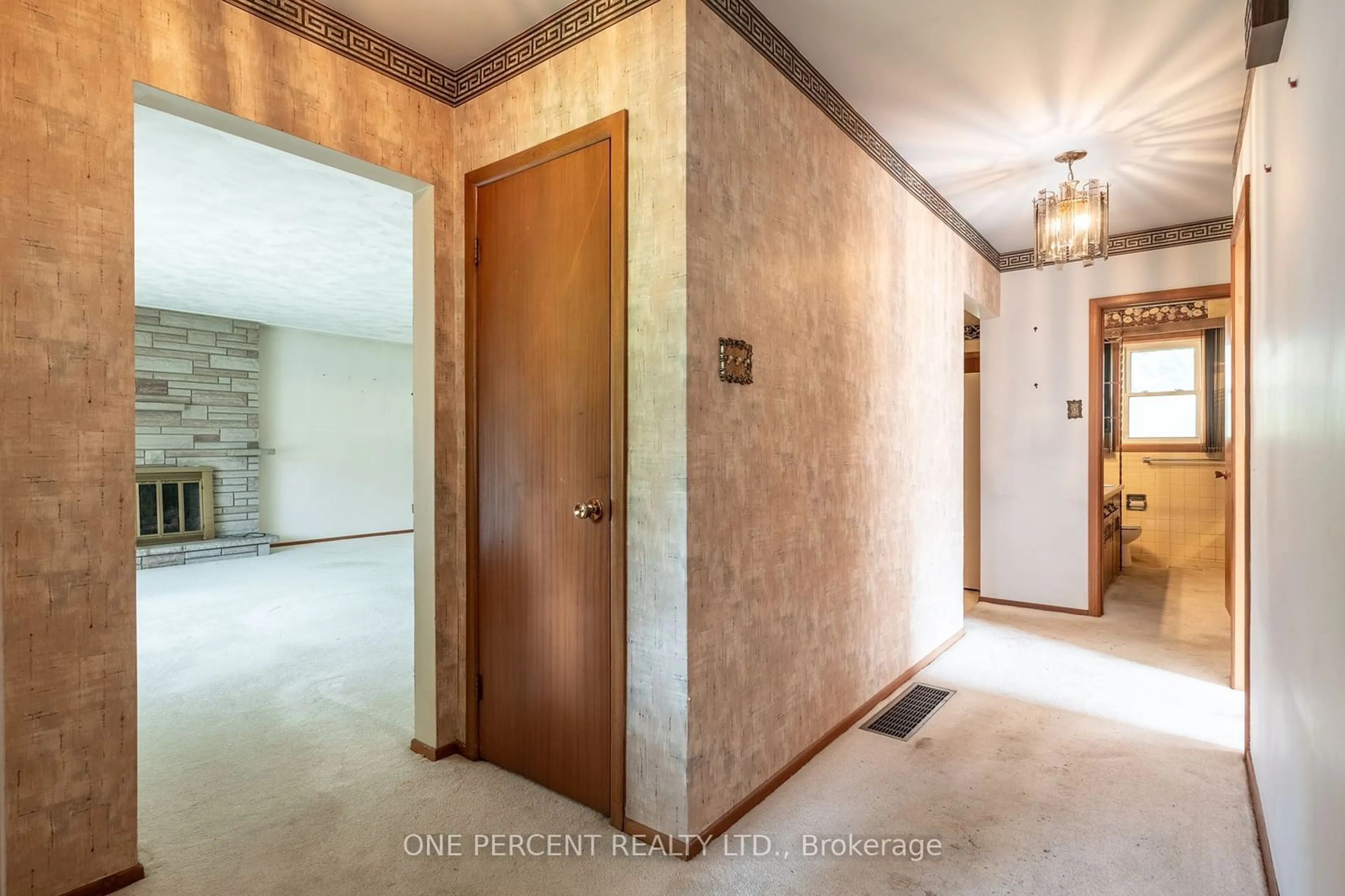 Indoor foyer for 121 Lower Horning Rd, Hamilton Ontario L8S 3G8