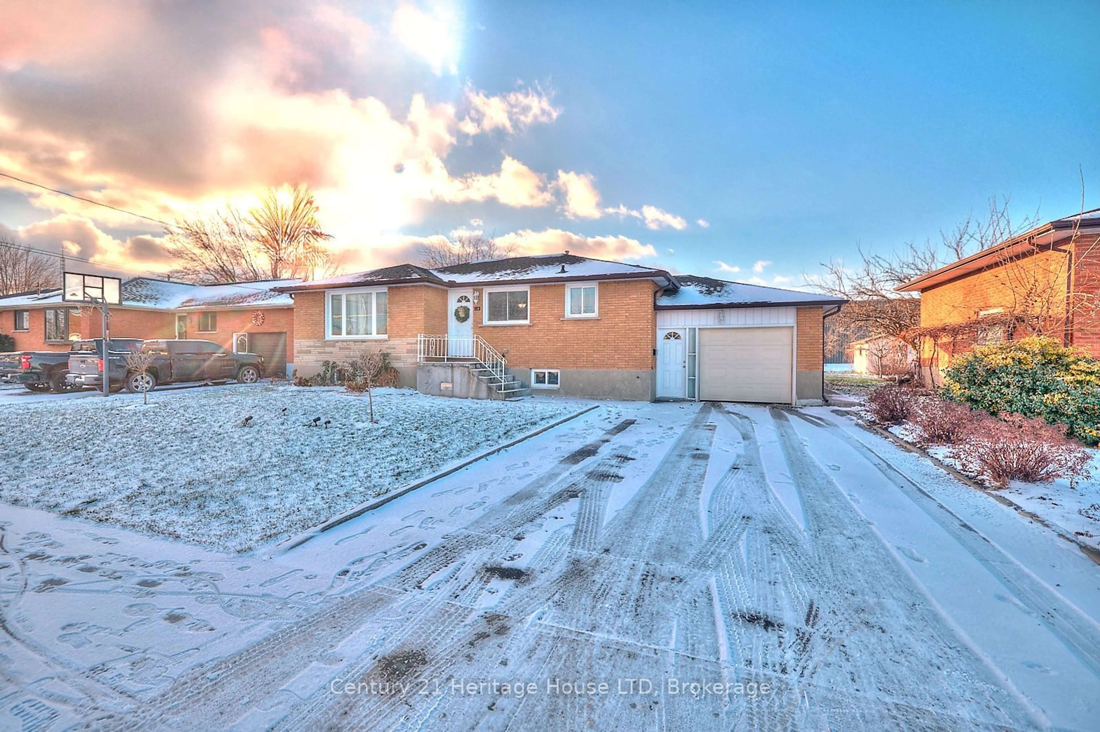 A pic from outside/outdoor area/front of a property/back of a property/a pic from drone, street for 14 Janet St, Port Colborne Ontario L3K 2E7