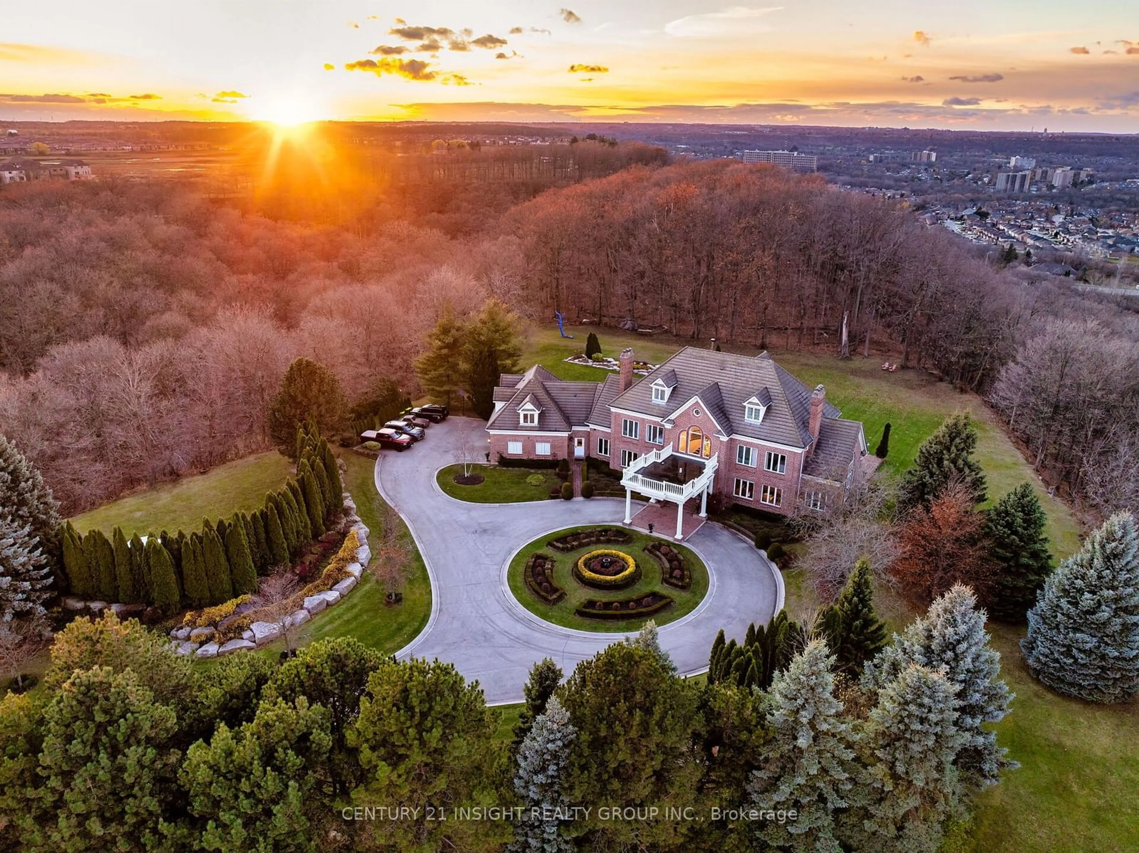 A pic from outside/outdoor area/front of a property/back of a property/a pic from drone, mountain view for 75 Ridge Rd, Hamilton Ontario L8J 2V9