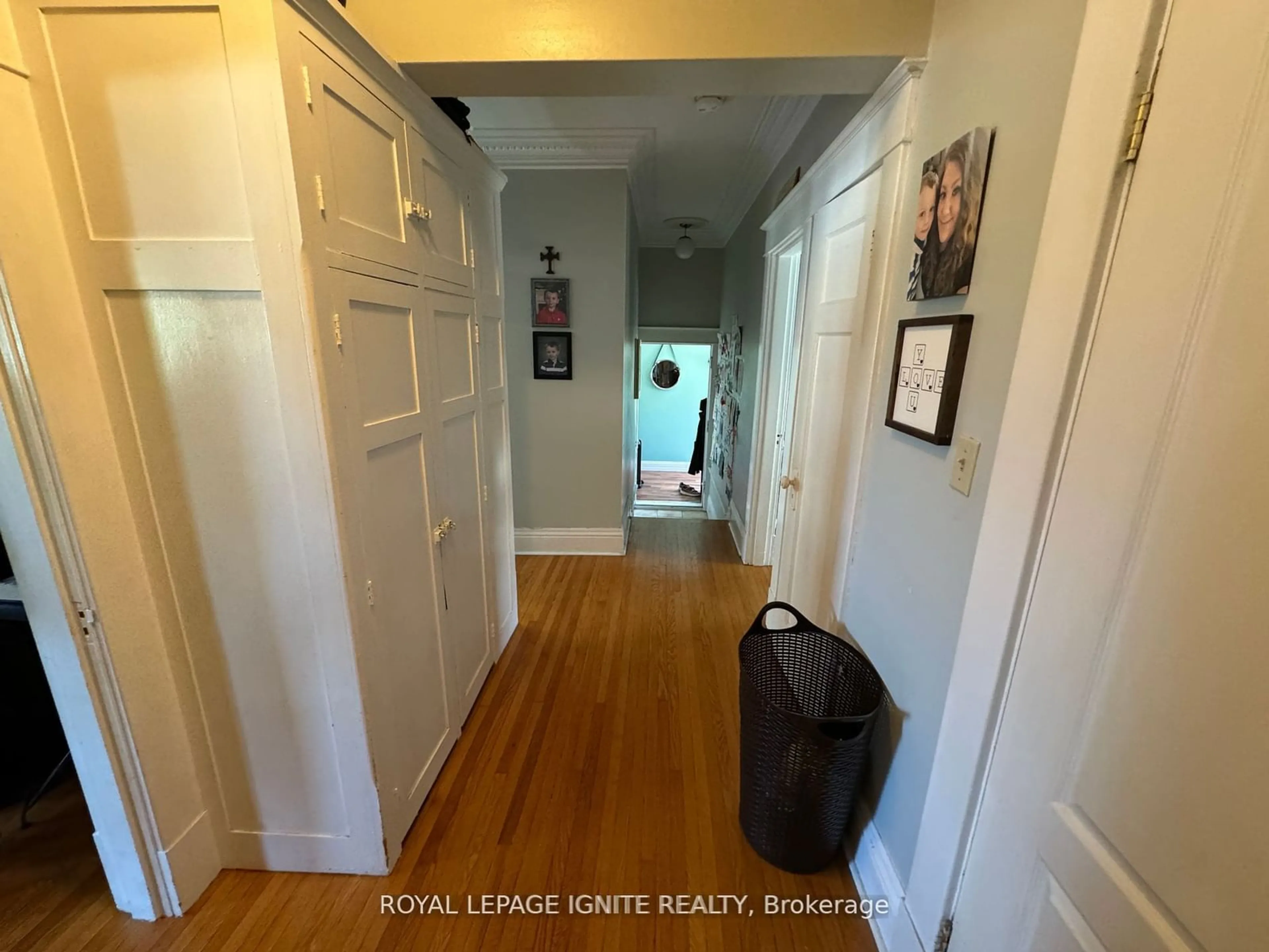 Indoor entryway for 403 Mackay St, Pembroke Ontario K8A 1E3