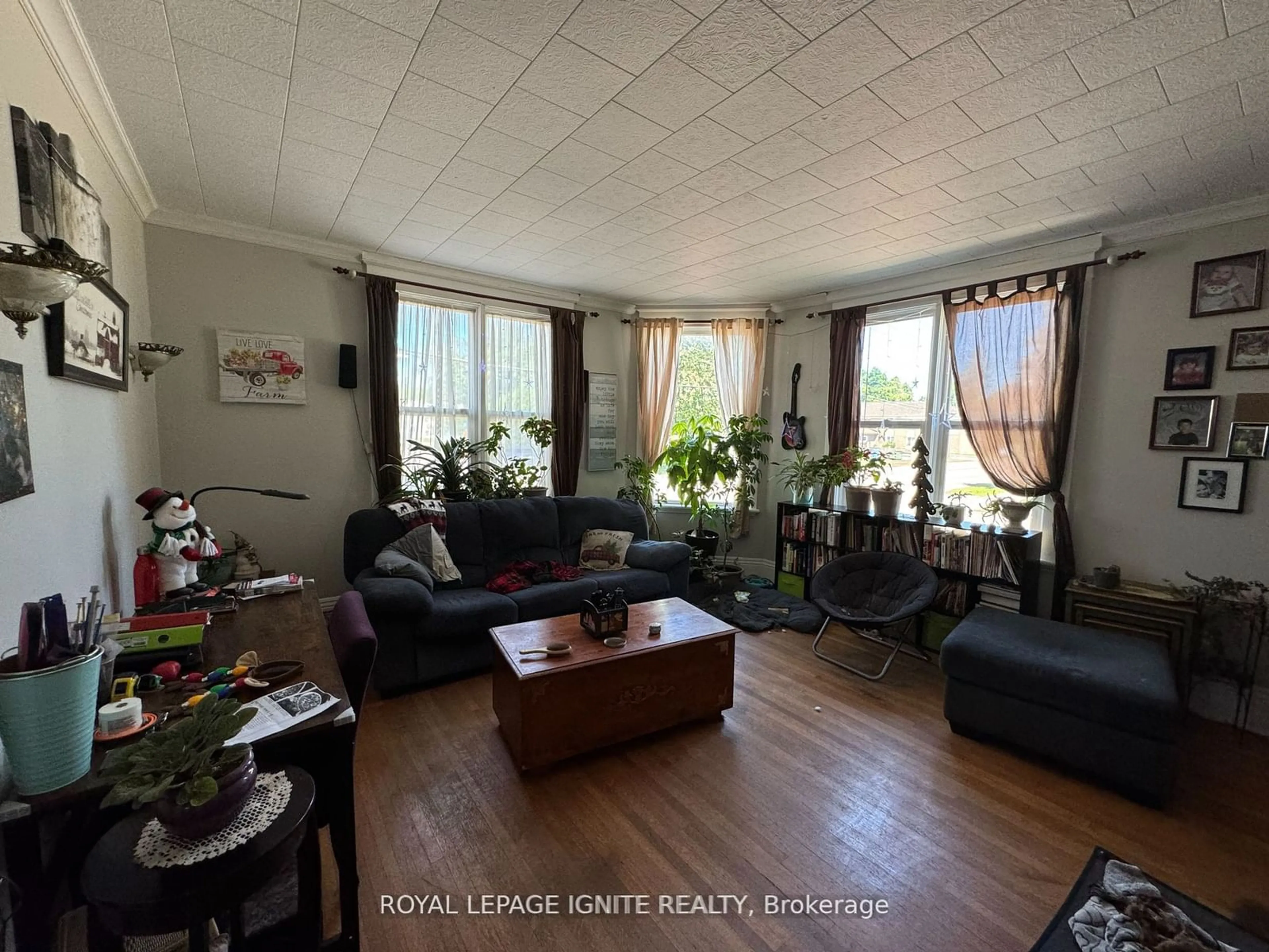 Living room with furniture, unknown for 403 Mackay St, Pembroke Ontario K8A 1E3