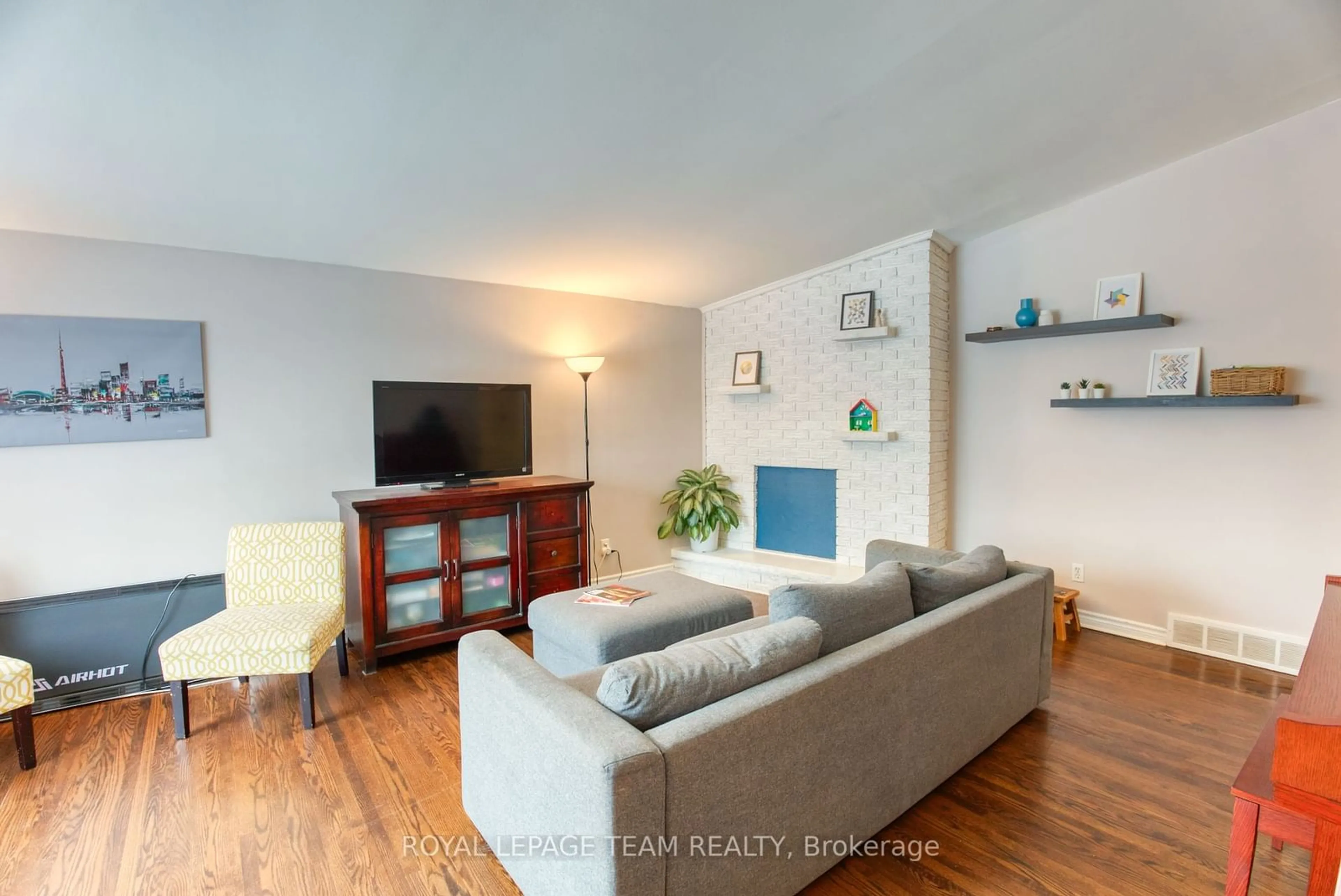 Living room with furniture, wood/laminate floor for 2010 Featherston Dr, Alta Vista and Area Ontario K1H 6P9