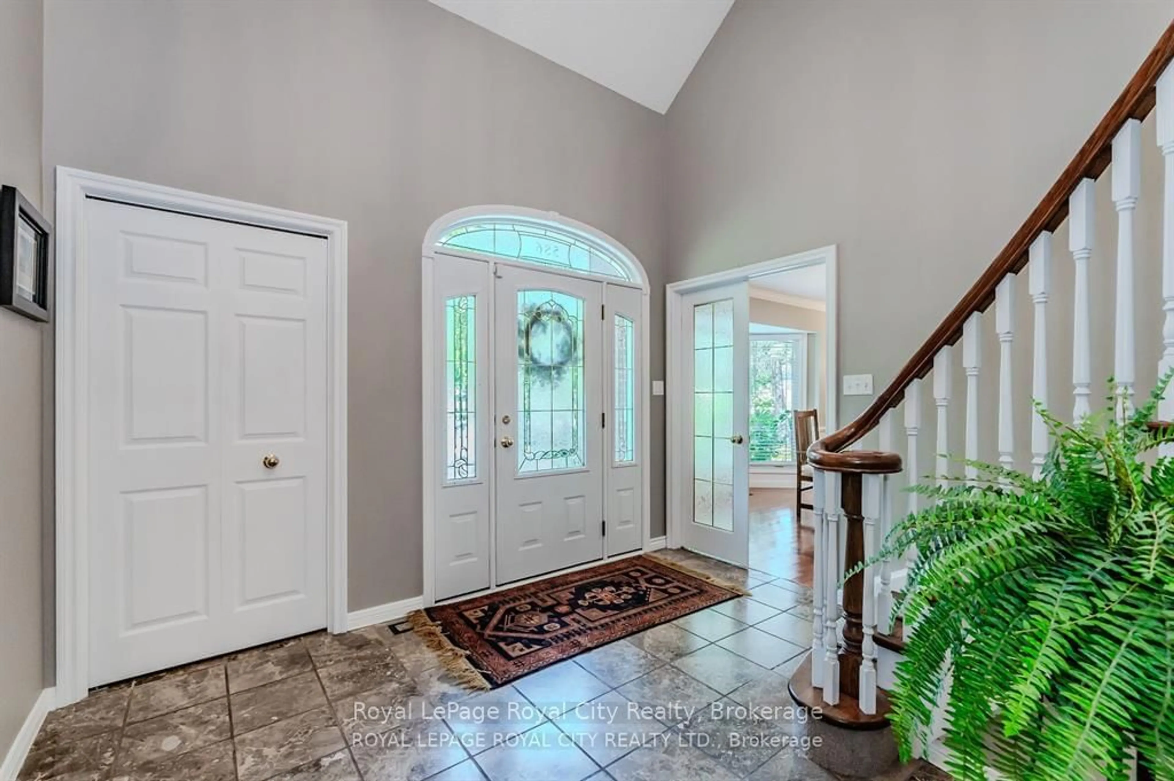 Indoor entryway for 586 Eastgate Walk, Waterloo Ontario N2K 2W2