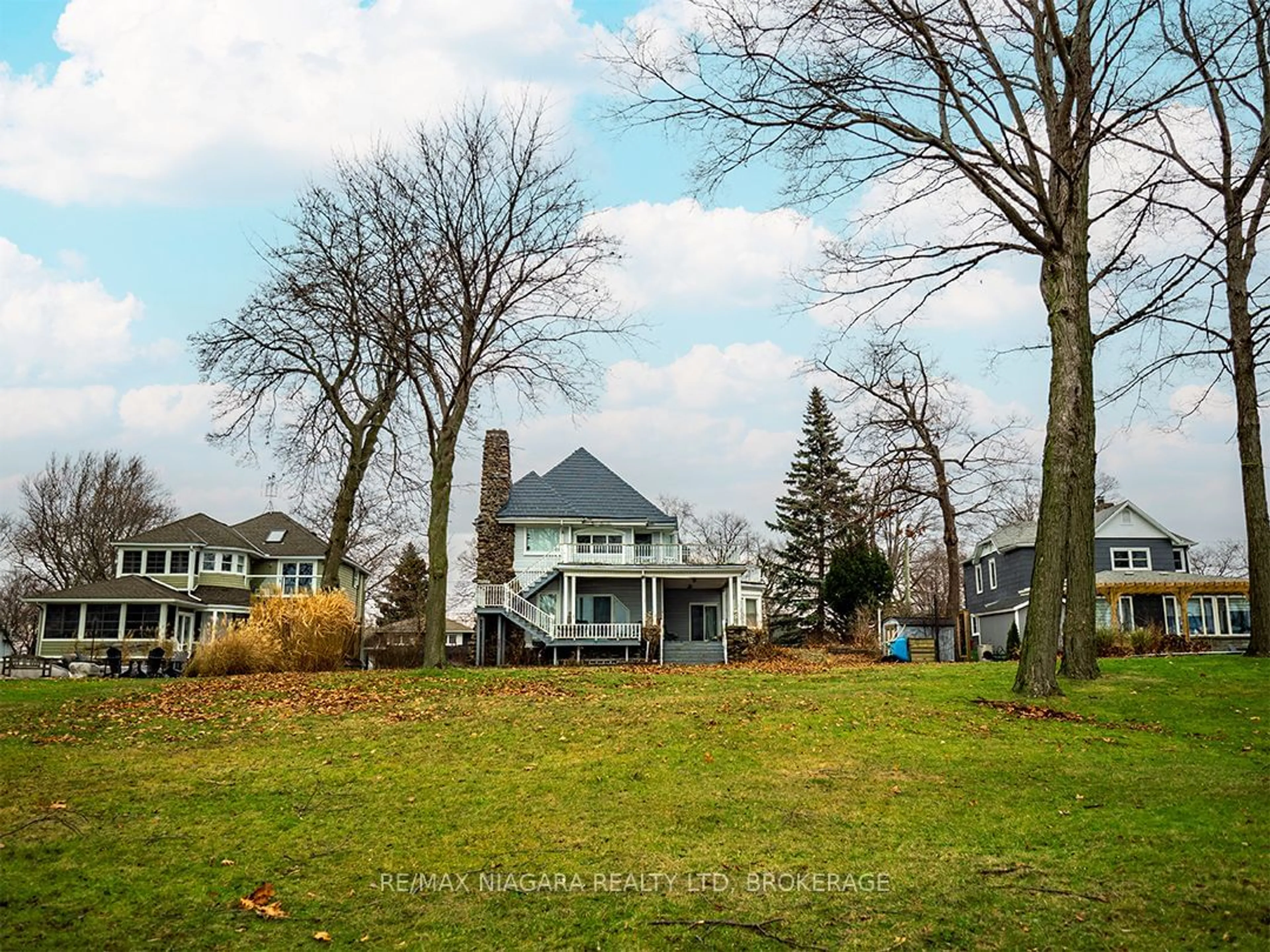 A pic from outside/outdoor area/front of a property/back of a property/a pic from drone, street for 89 Tennessee Ave, Port Colborne Ontario L3K 2R8