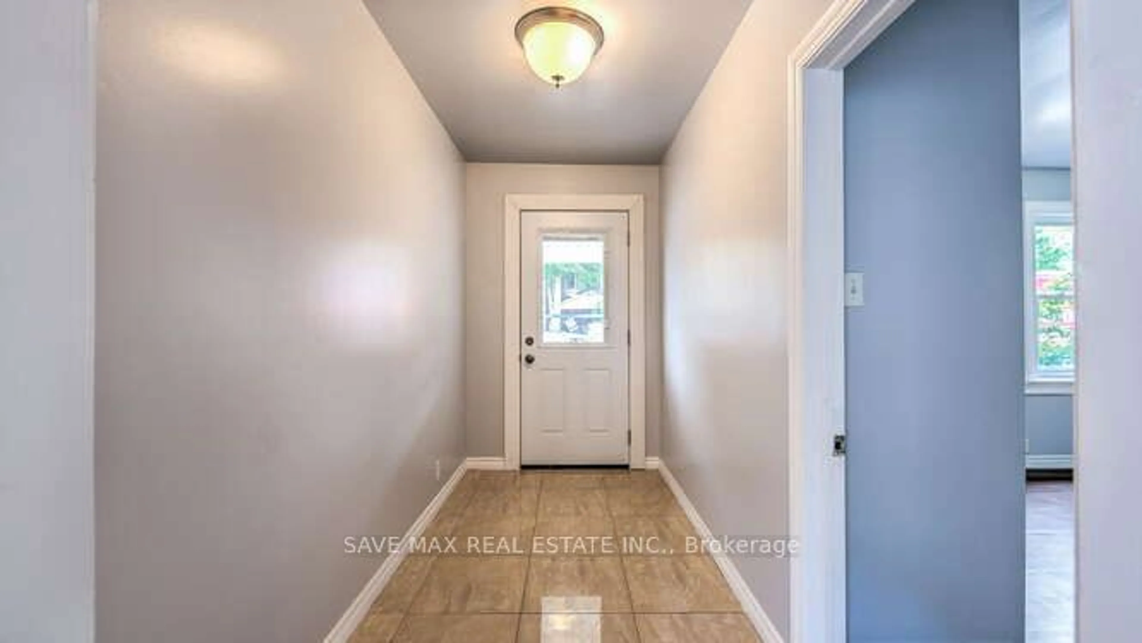 Indoor entryway for 713 ADELAIDE St, London Ontario N5Y 2L4