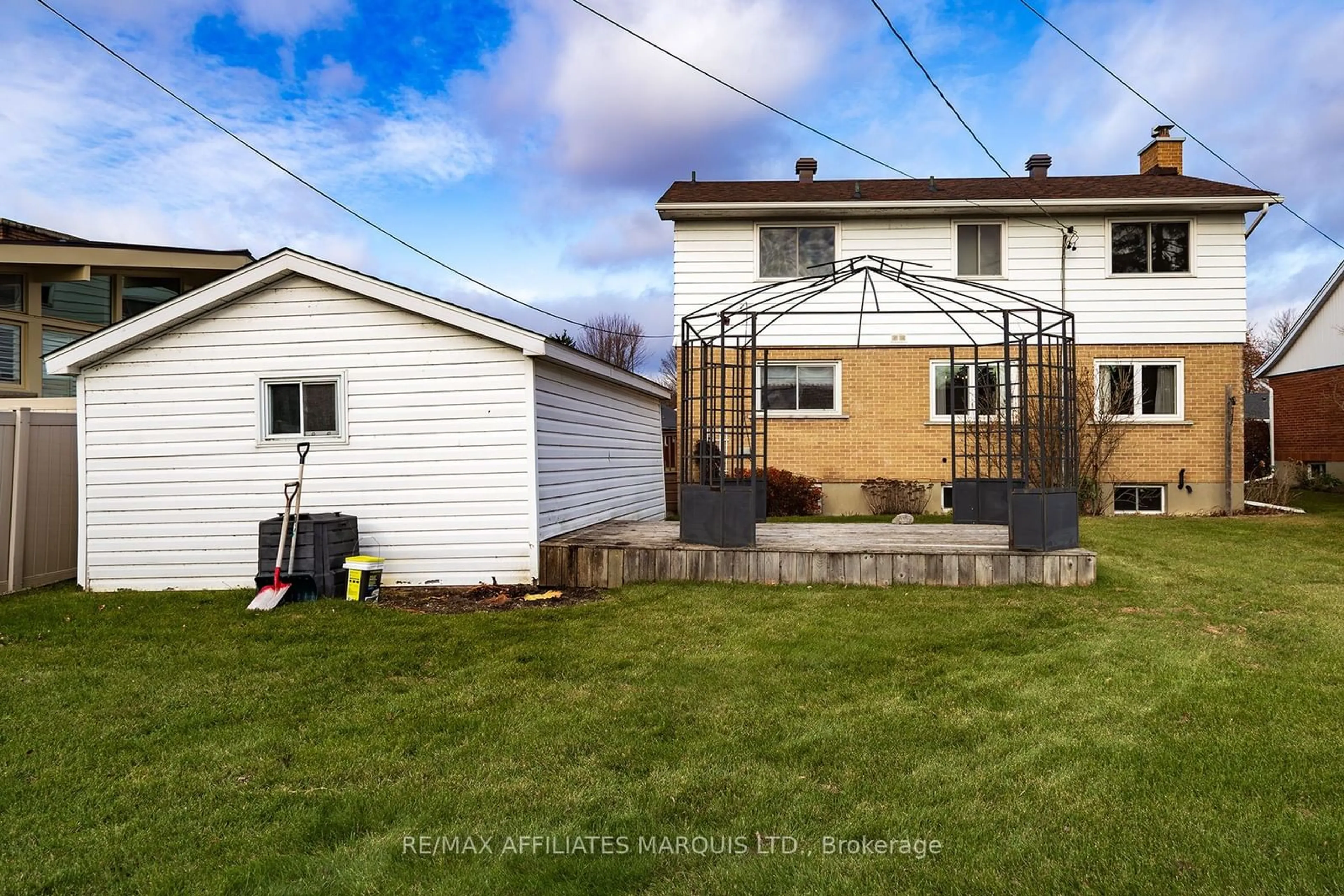 A pic from outside/outdoor area/front of a property/back of a property/a pic from drone, building for 77 Kyle Dr, South Dundas Ontario K0C 1X0