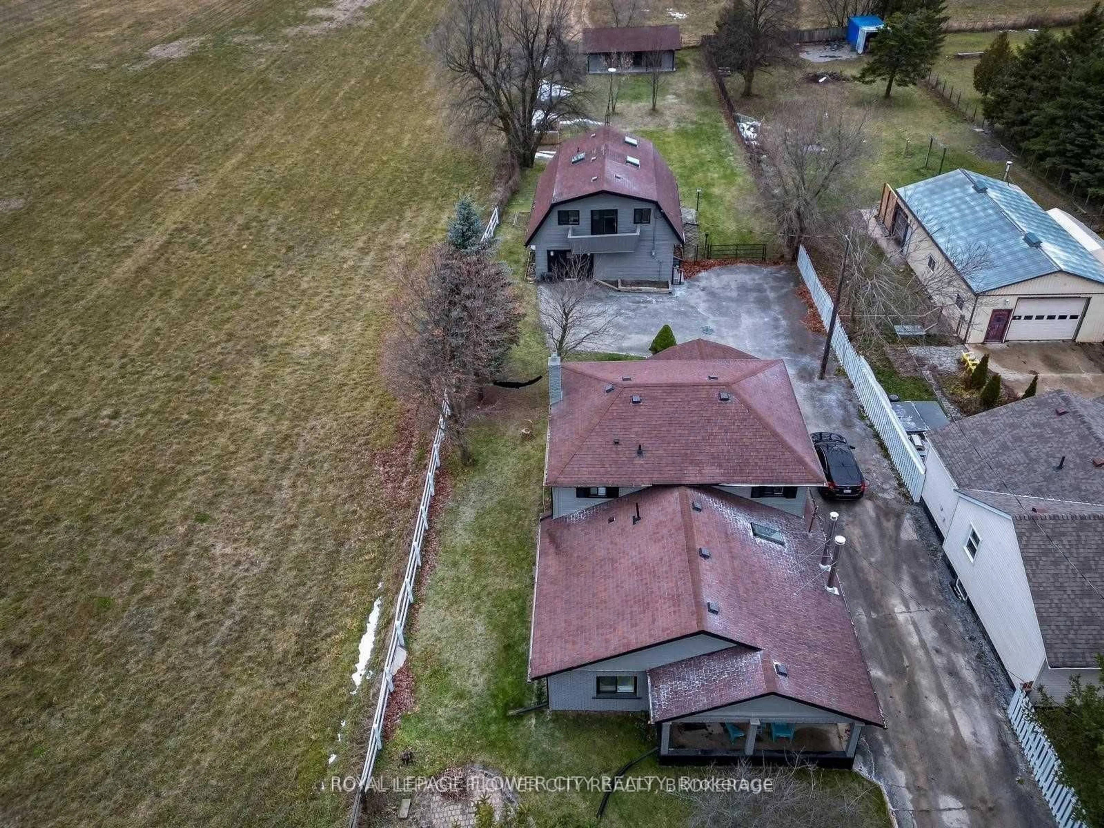 A pic from outside/outdoor area/front of a property/back of a property/a pic from drone, street for 9622 10th Sdrd, Erin Ontario N0B 1T0