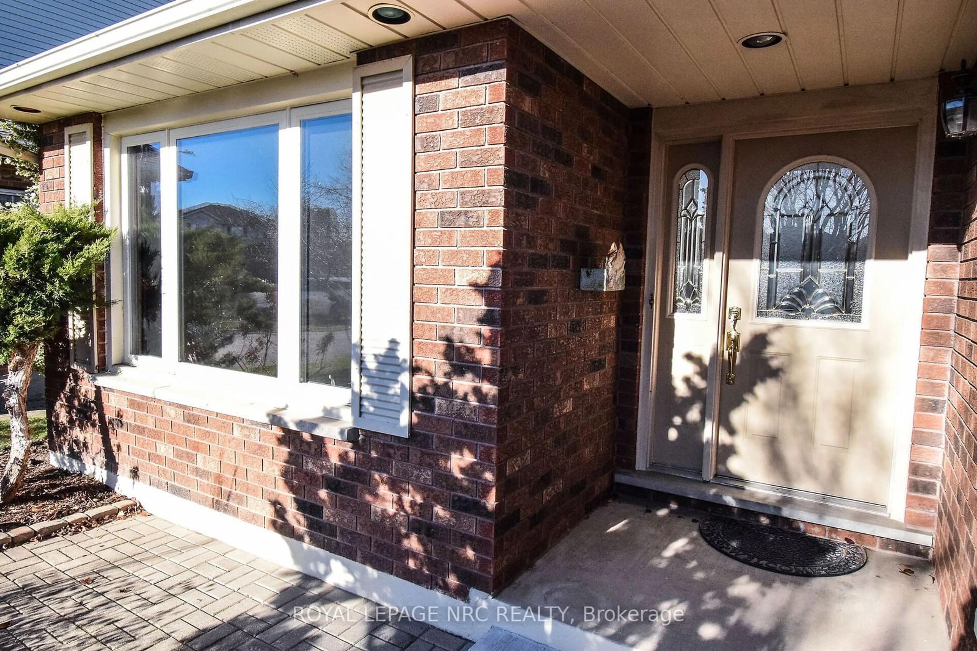 Home with brick exterior material, street for 9 Bahama Bay, St. Catharines Ontario L2M 7W2