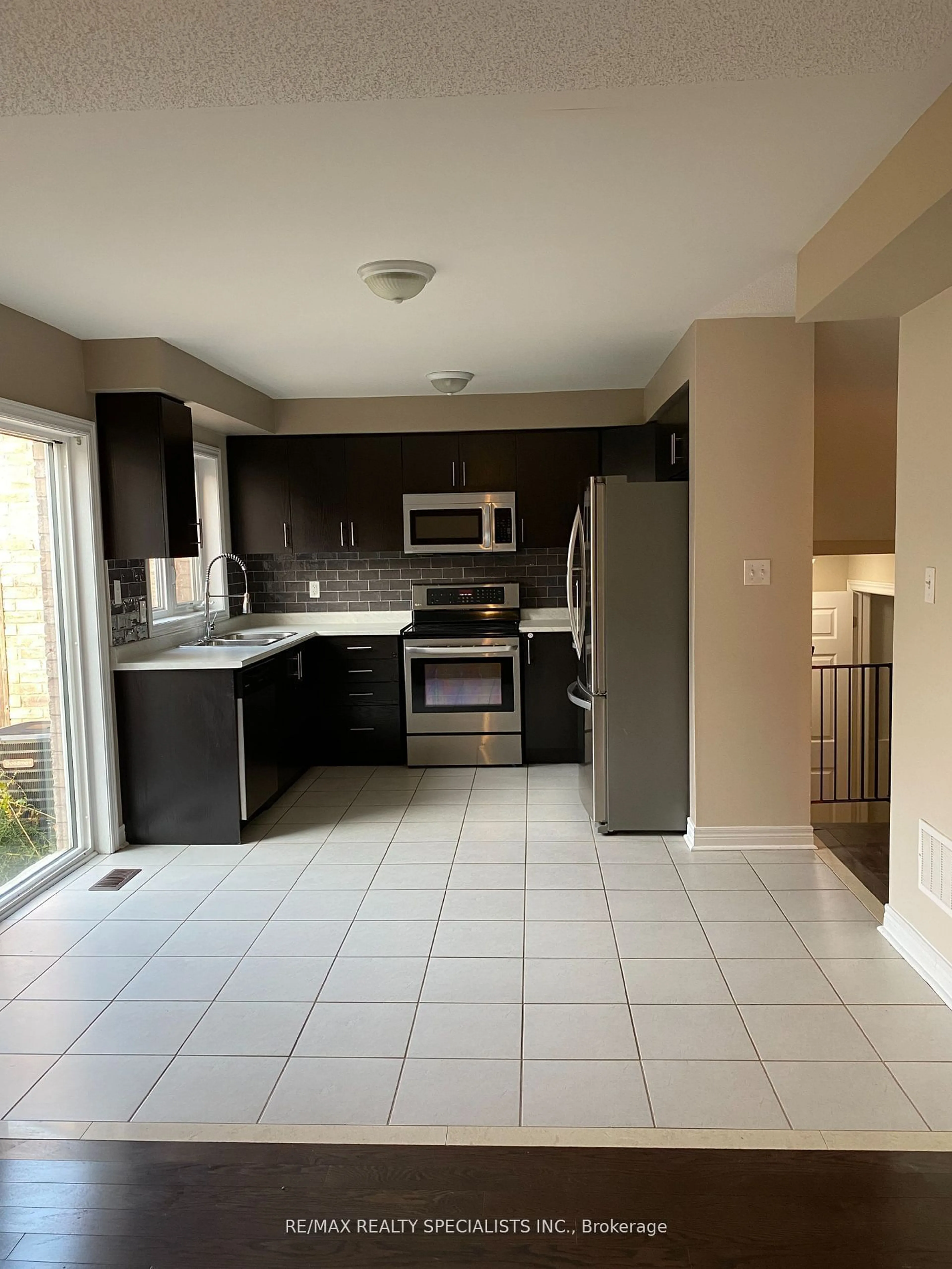 Standard kitchen, ceramic/tile floor for 113 Keith Cres, Niagara-on-the-Lake Ontario L0J 1J0