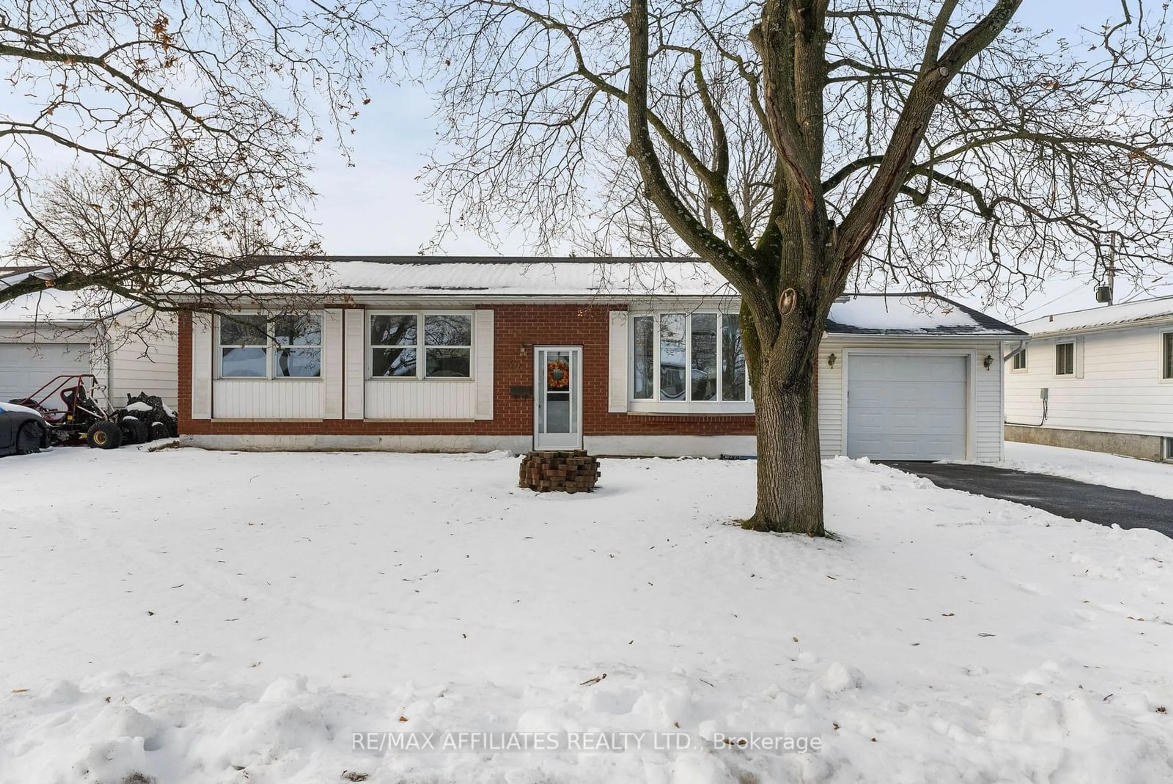 A pic from outside/outdoor area/front of a property/back of a property/a pic from drone, street for 32 Bell Ave, Smiths Falls Ontario K7A 4X7