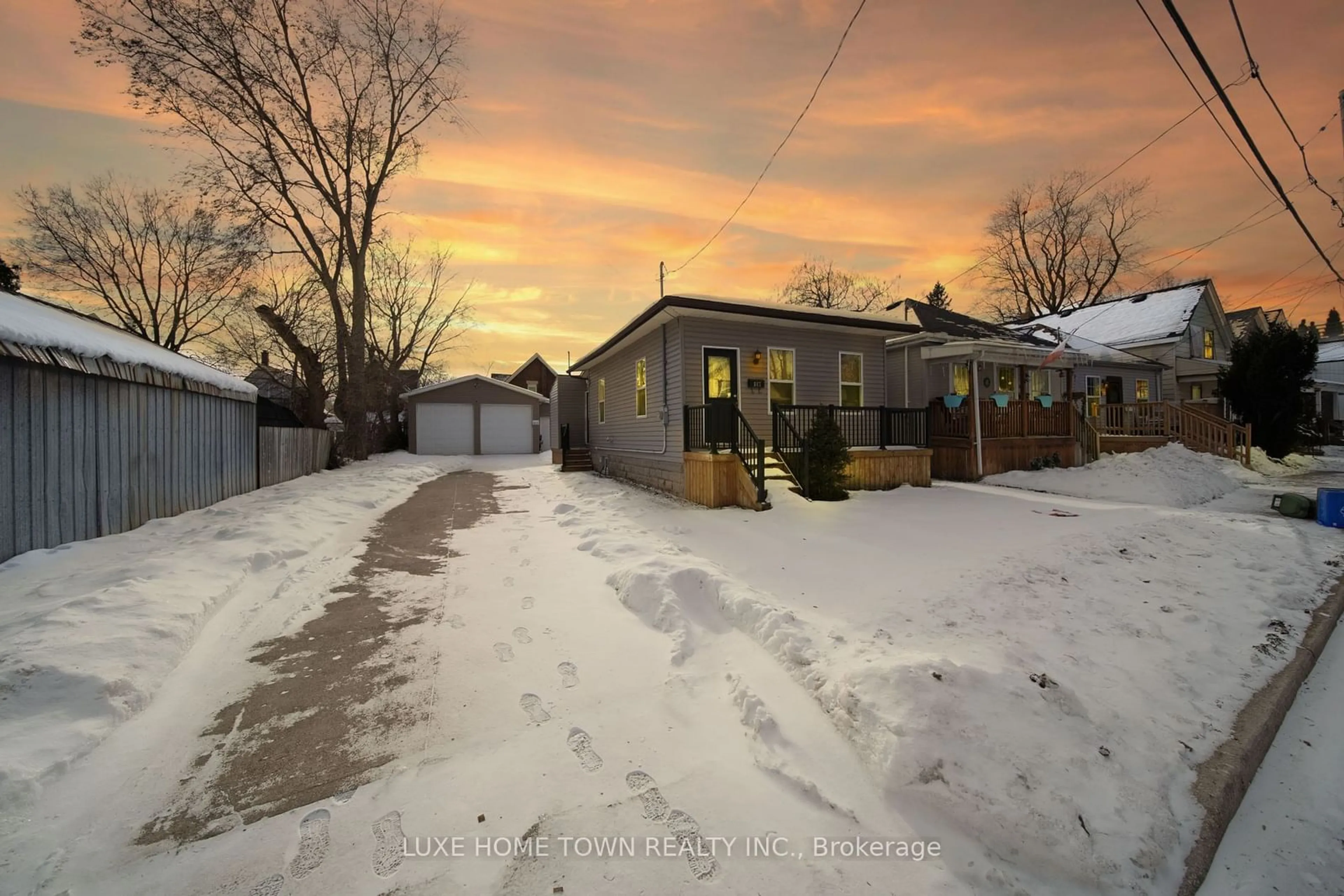 A pic from outside/outdoor area/front of a property/back of a property/a pic from drone, street for 867 STEDWELL St, London Ontario N5Z 1L9