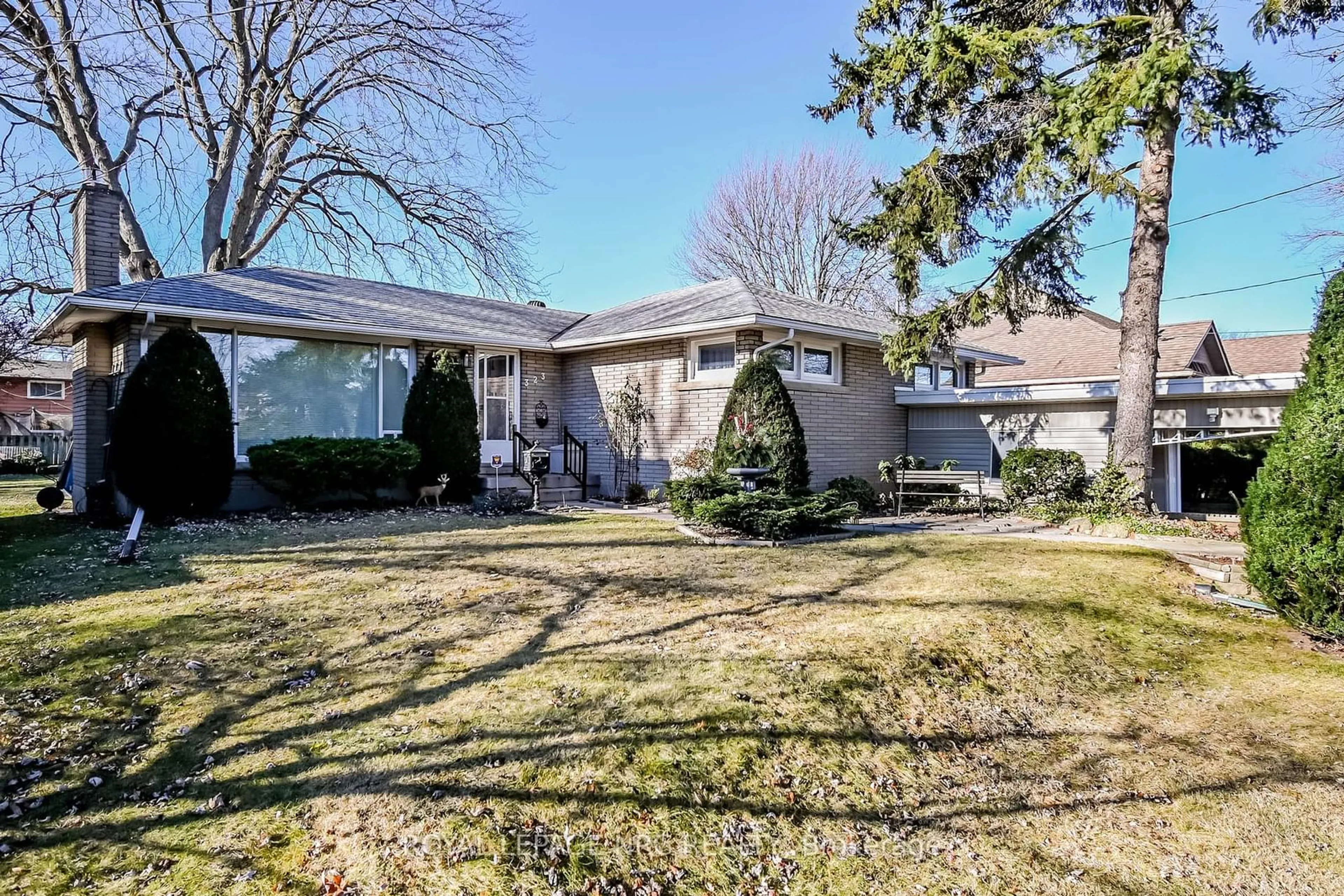 A pic from outside/outdoor area/front of a property/back of a property/a pic from drone, street for 323 First Ave, Welland Ontario L3C 1Z1