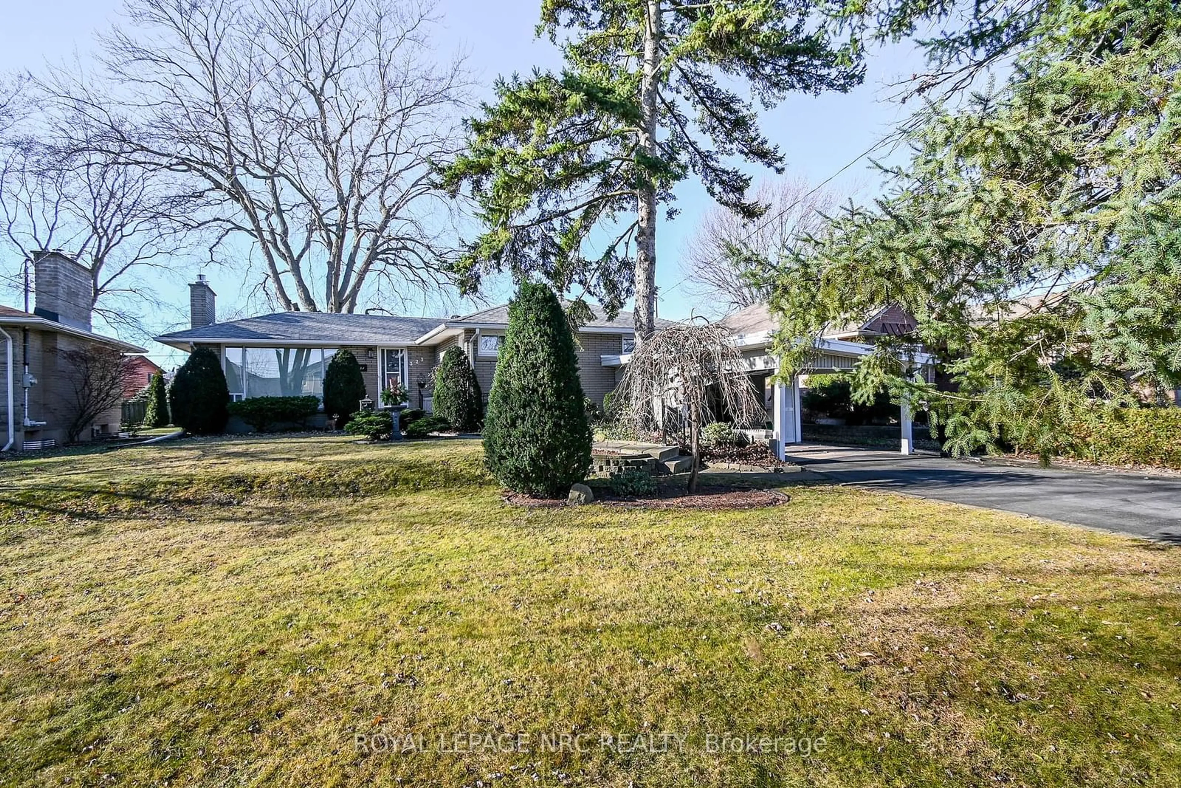 A pic from outside/outdoor area/front of a property/back of a property/a pic from drone, street for 323 First Ave, Welland Ontario L3C 1Z1