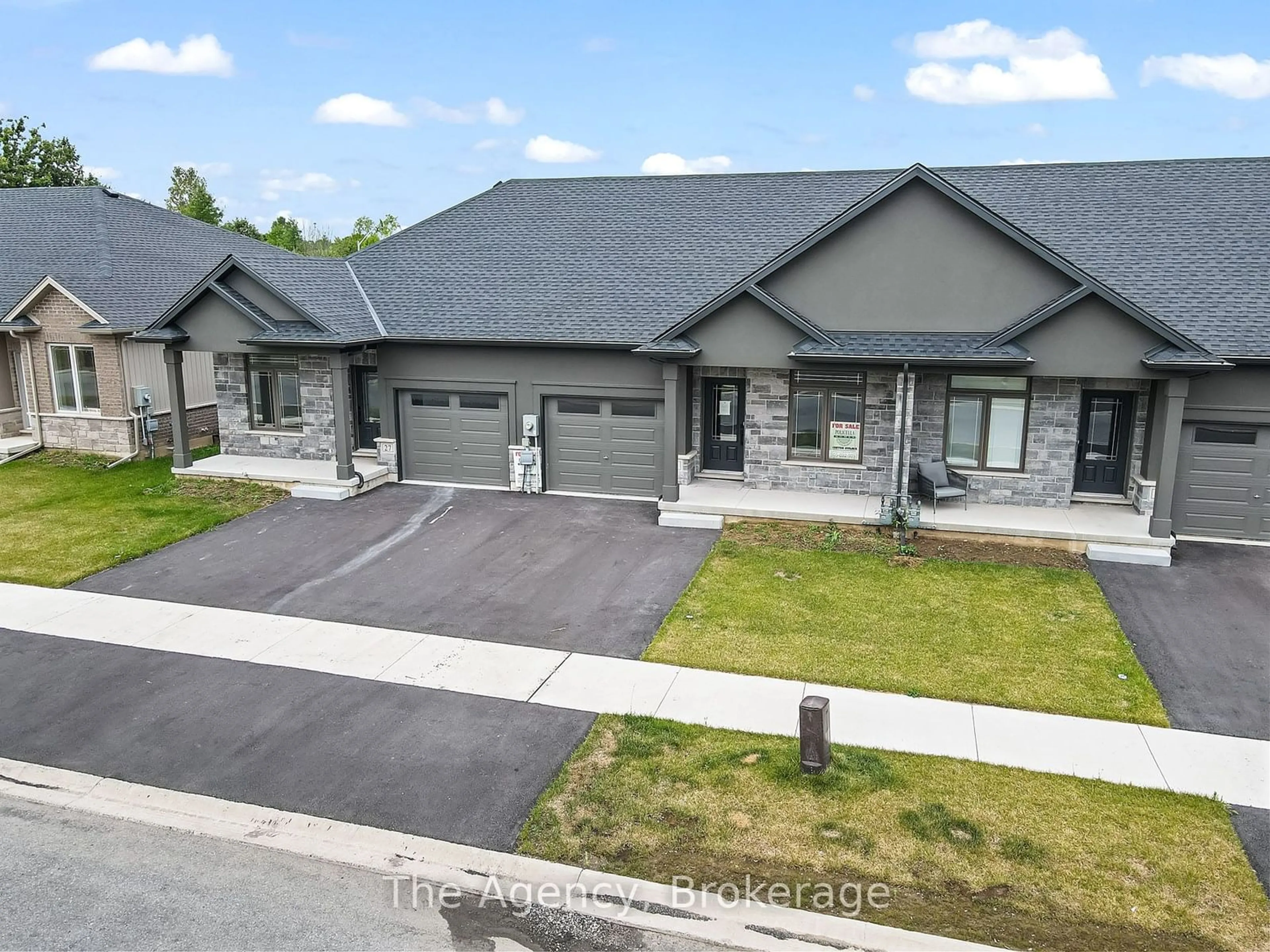 A pic from outside/outdoor area/front of a property/back of a property/a pic from drone, street for 15 Austin Dr, Welland Ontario L3B 5N8