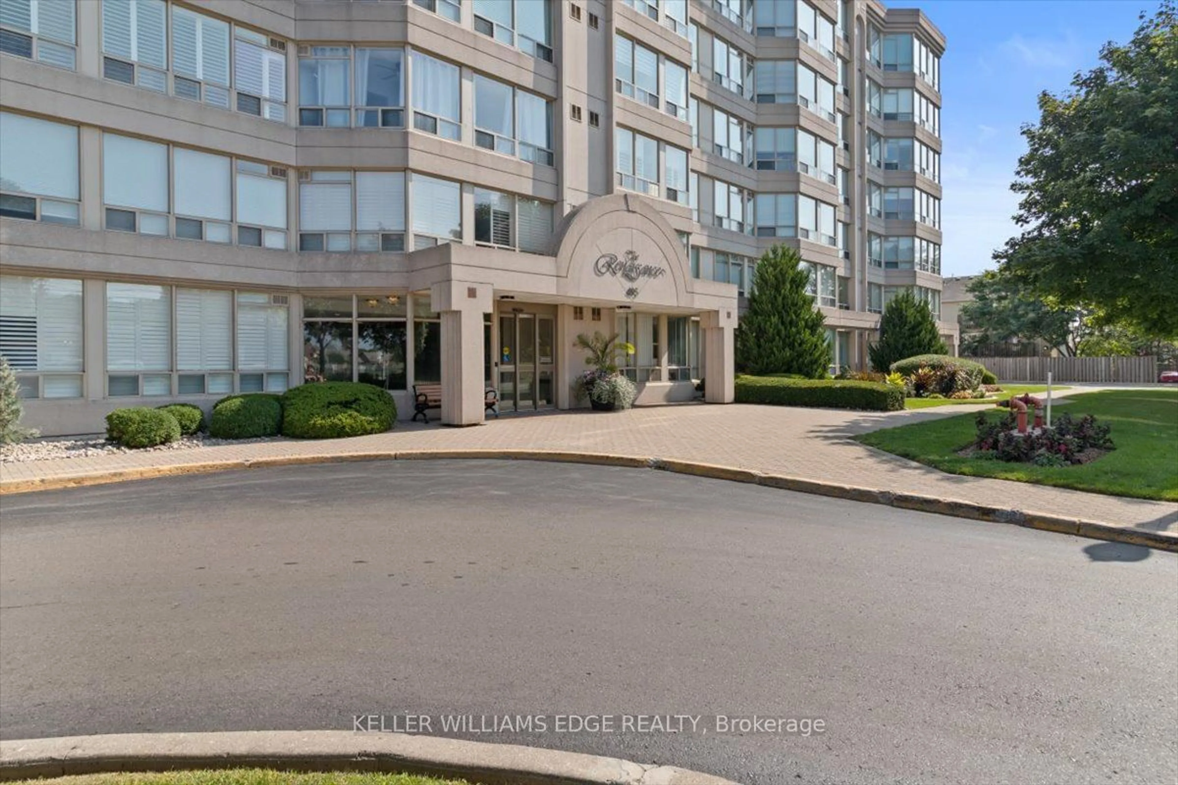 Indoor foyer for 495 8 Highway #703, Hamilton Ontario L8G 5E1