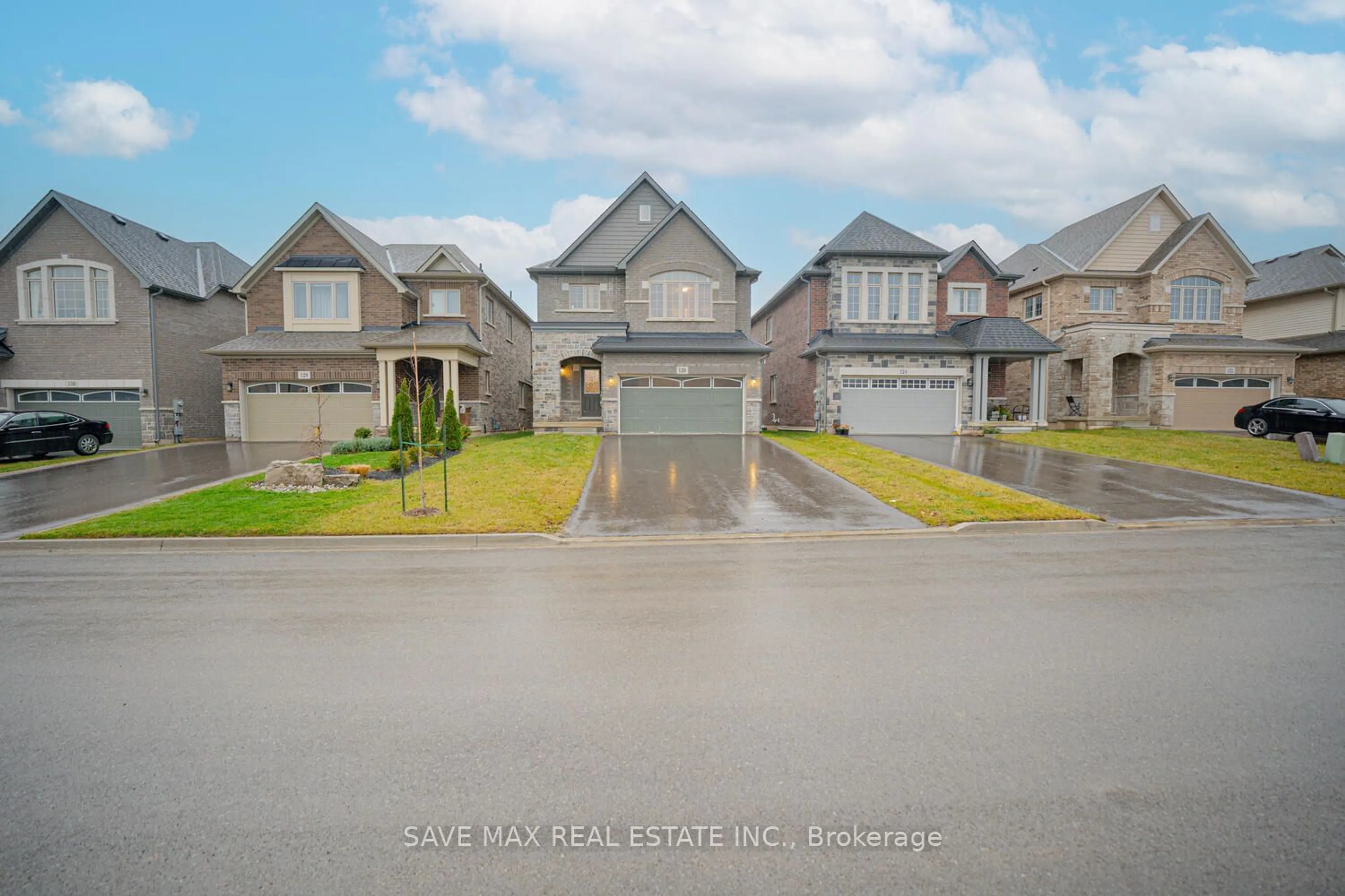 A pic from outside/outdoor area/front of a property/back of a property/a pic from drone, street for 126 Sunset Way, Thorold Ontario L0S 1A0