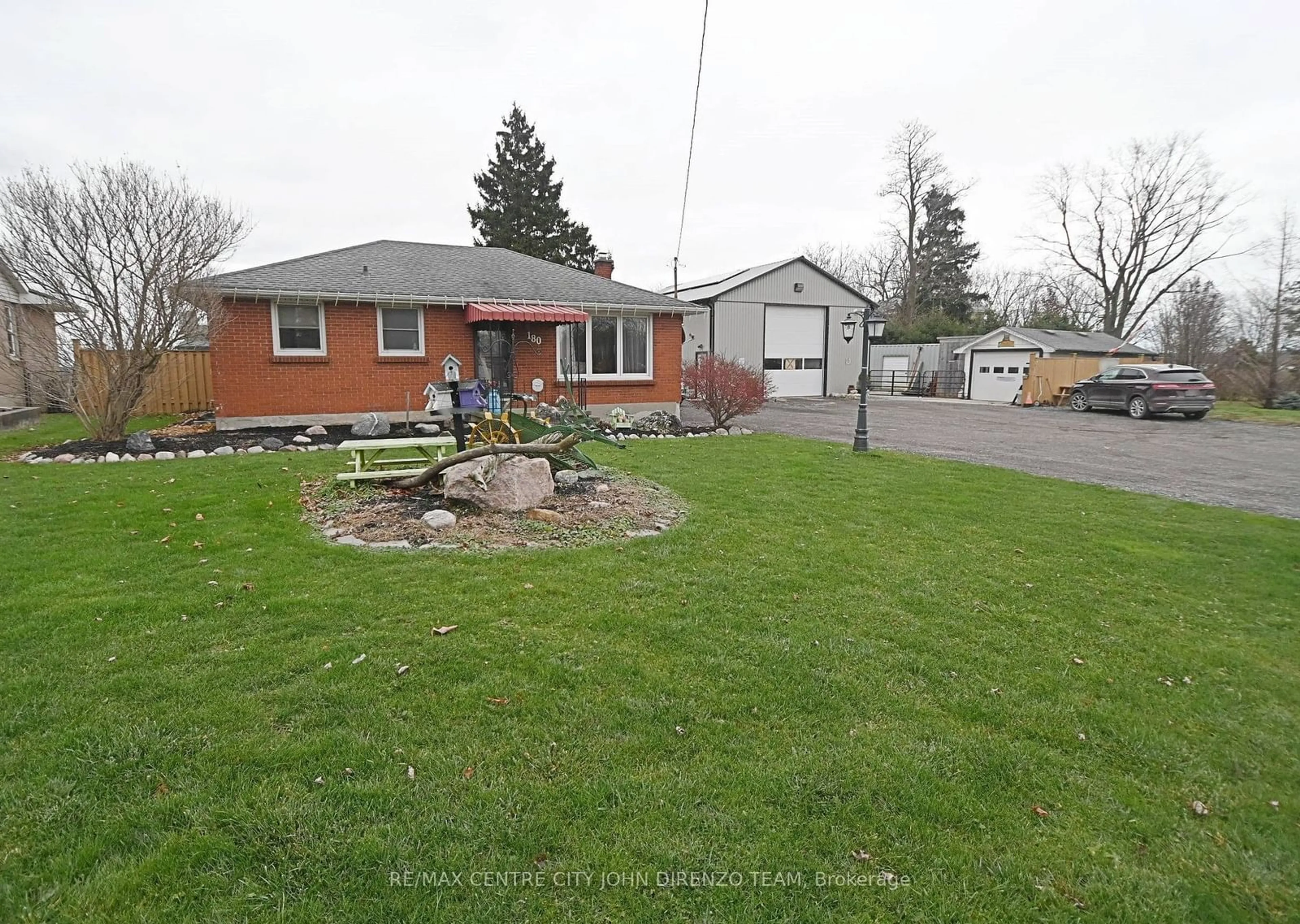 A pic from outside/outdoor area/front of a property/back of a property/a pic from drone, street for 180 Centennial Ave, St. Thomas Ontario N5R 5B2