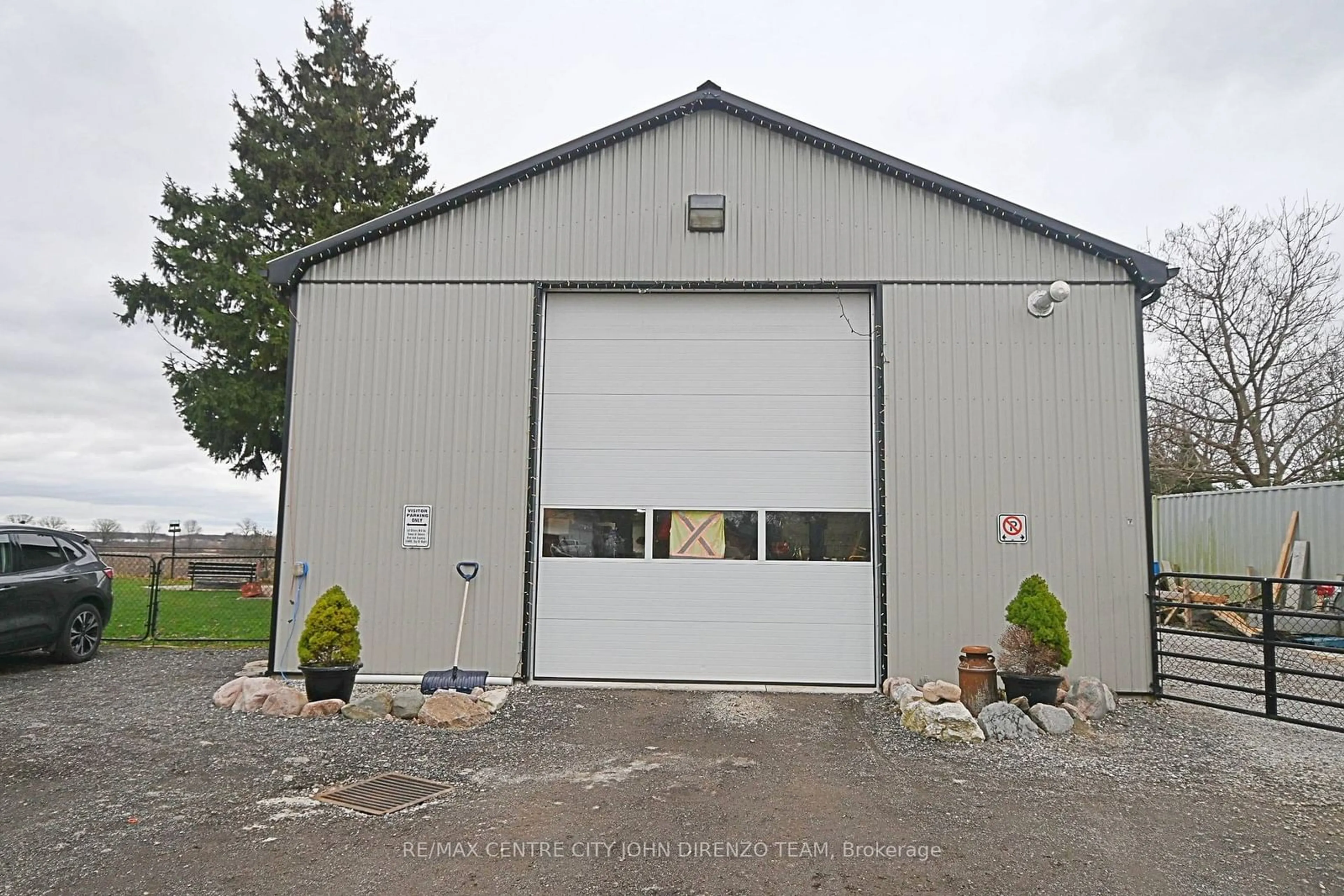 Indoor garage for 180 Centennial Ave, St. Thomas Ontario N5R 5B2