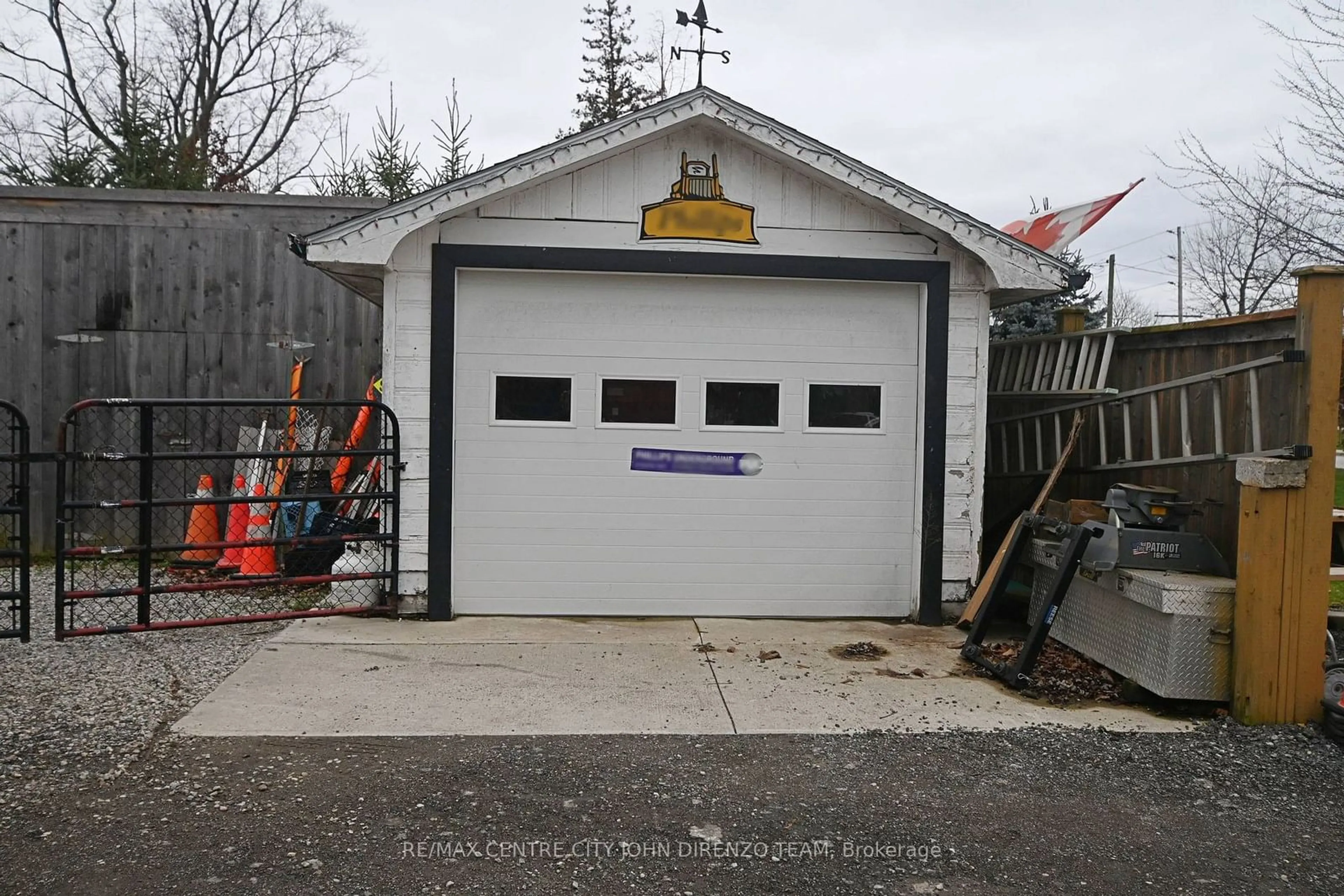 Indoor garage for 180 Centennial Ave, St. Thomas Ontario N5R 5B2