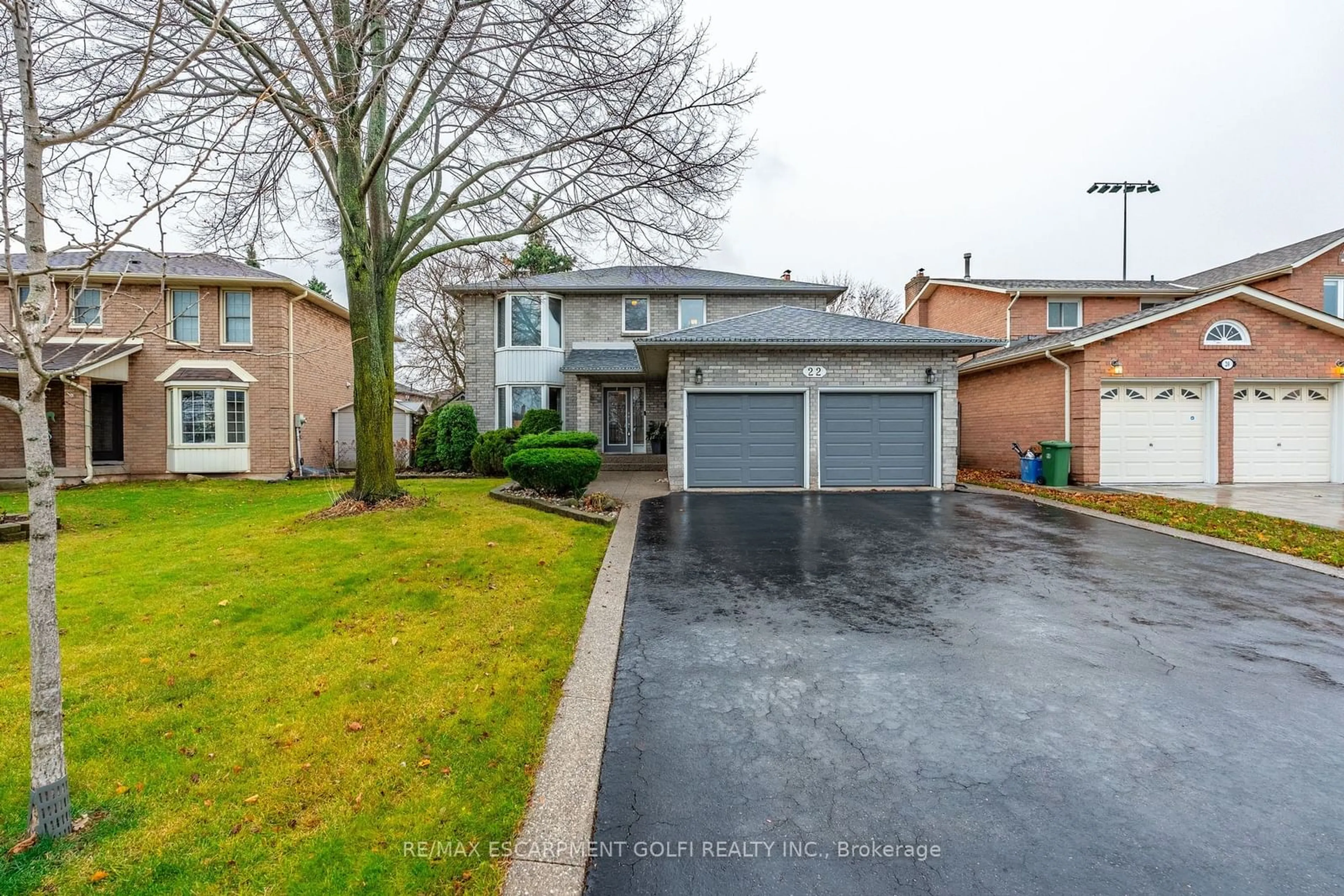 A pic from outside/outdoor area/front of a property/back of a property/a pic from drone, street for 22 Cresthaven Dr, Hamilton Ontario L8E 4S5