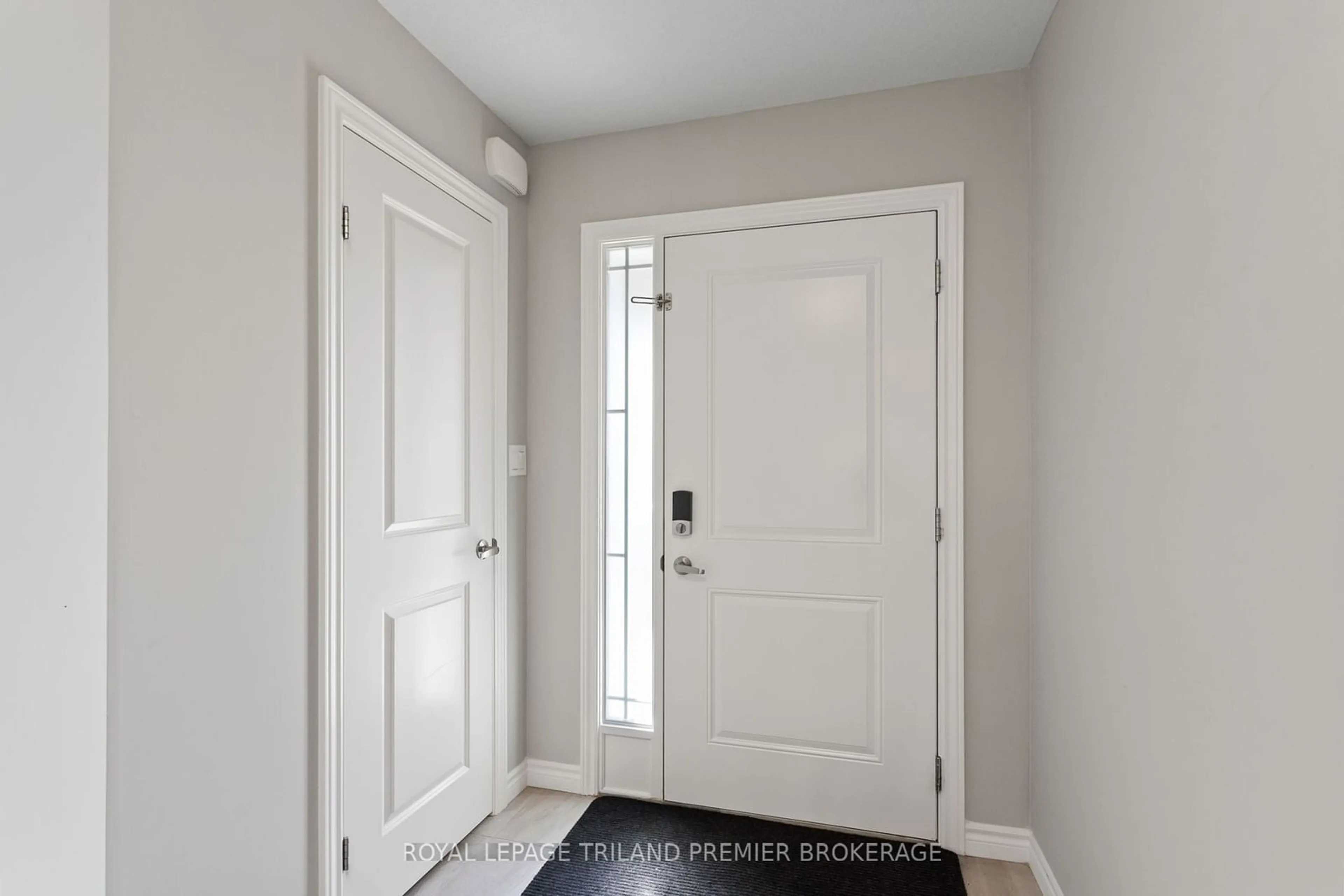 Indoor entryway for 2735 ASIMA Dr, London Ontario N6M 0E9