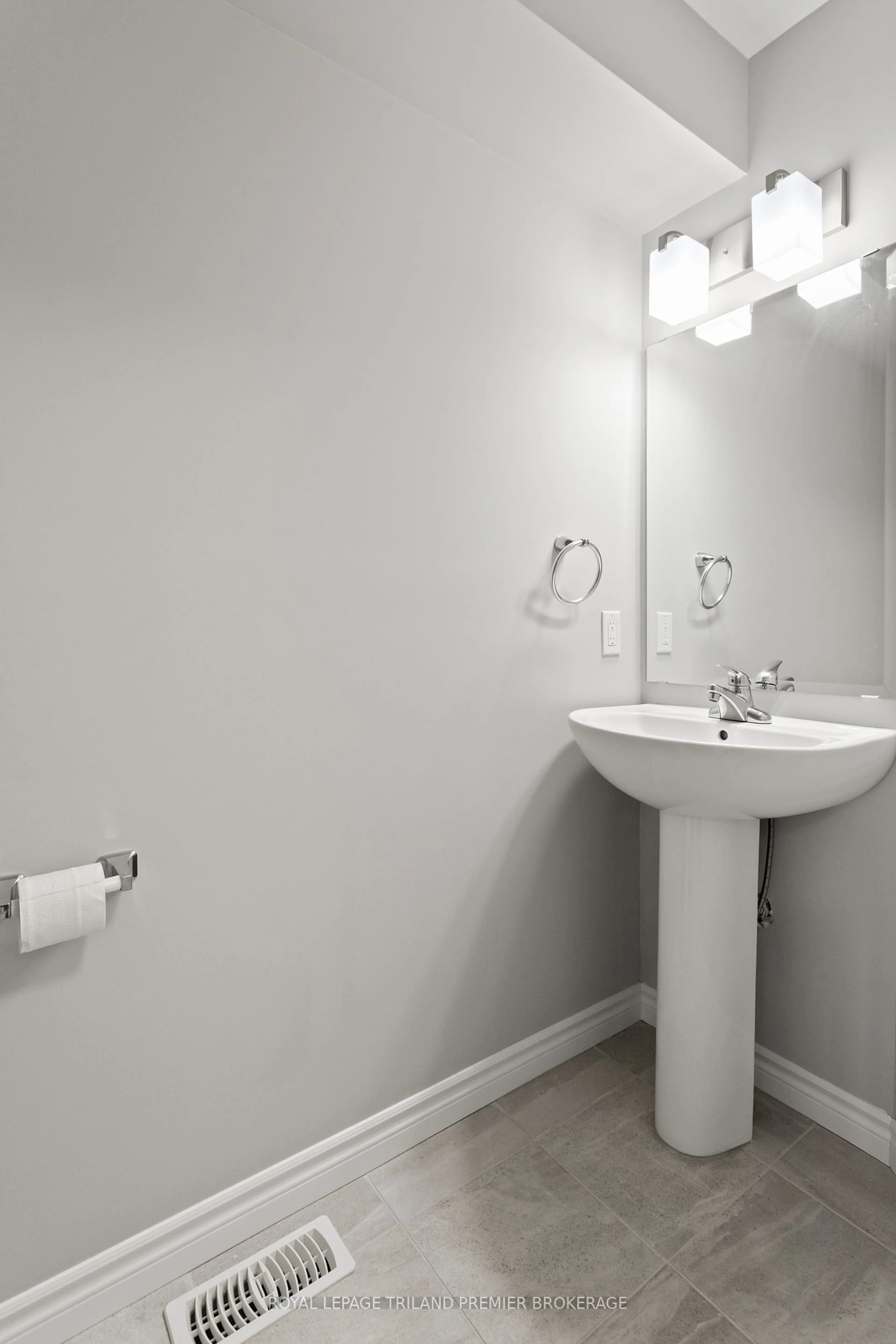 Standard bathroom, unknown for 2735 ASIMA Dr, London Ontario N6M 0E9