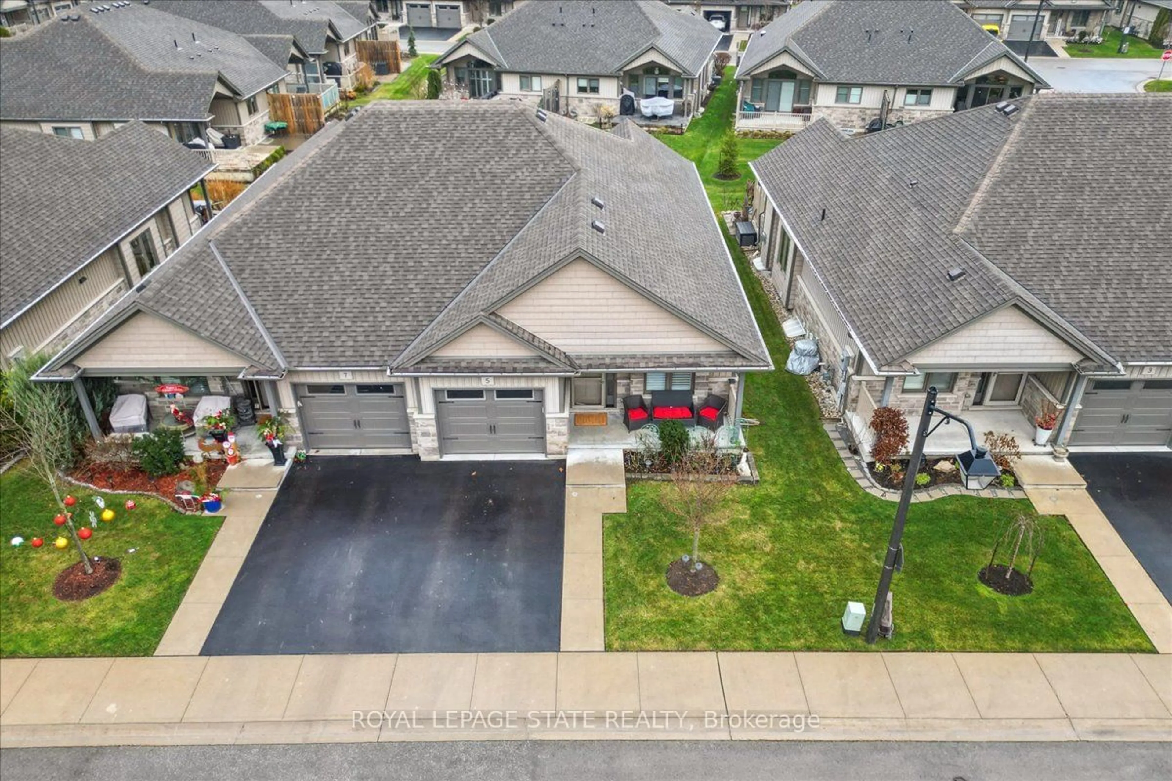 A pic from outside/outdoor area/front of a property/back of a property/a pic from drone, street for 5 Richard Cres, West Lincoln Ontario L0R 2A0