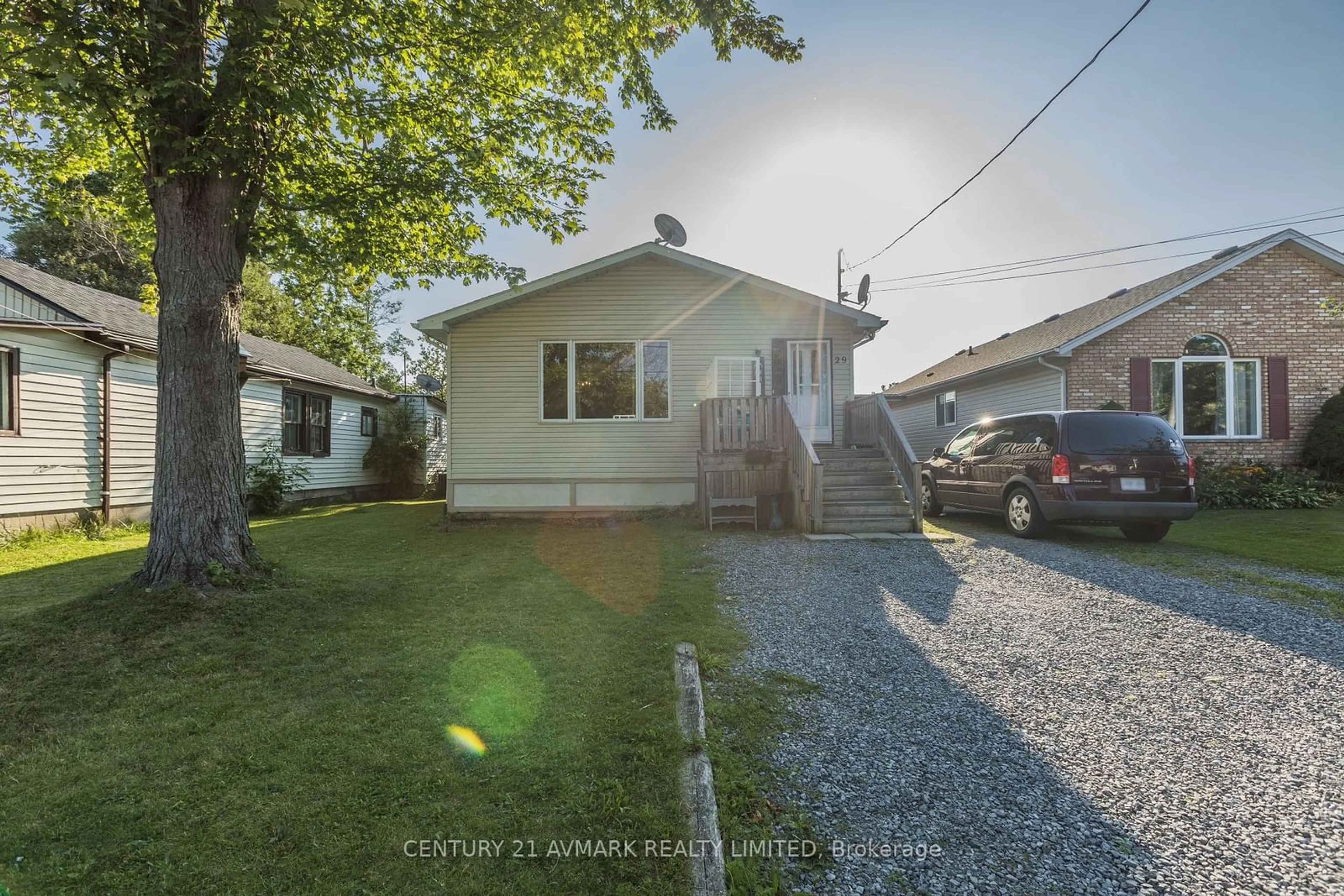 A pic from outside/outdoor area/front of a property/back of a property/a pic from drone, street for 29 Lillian St, Fort Erie Ontario L2A 5M1