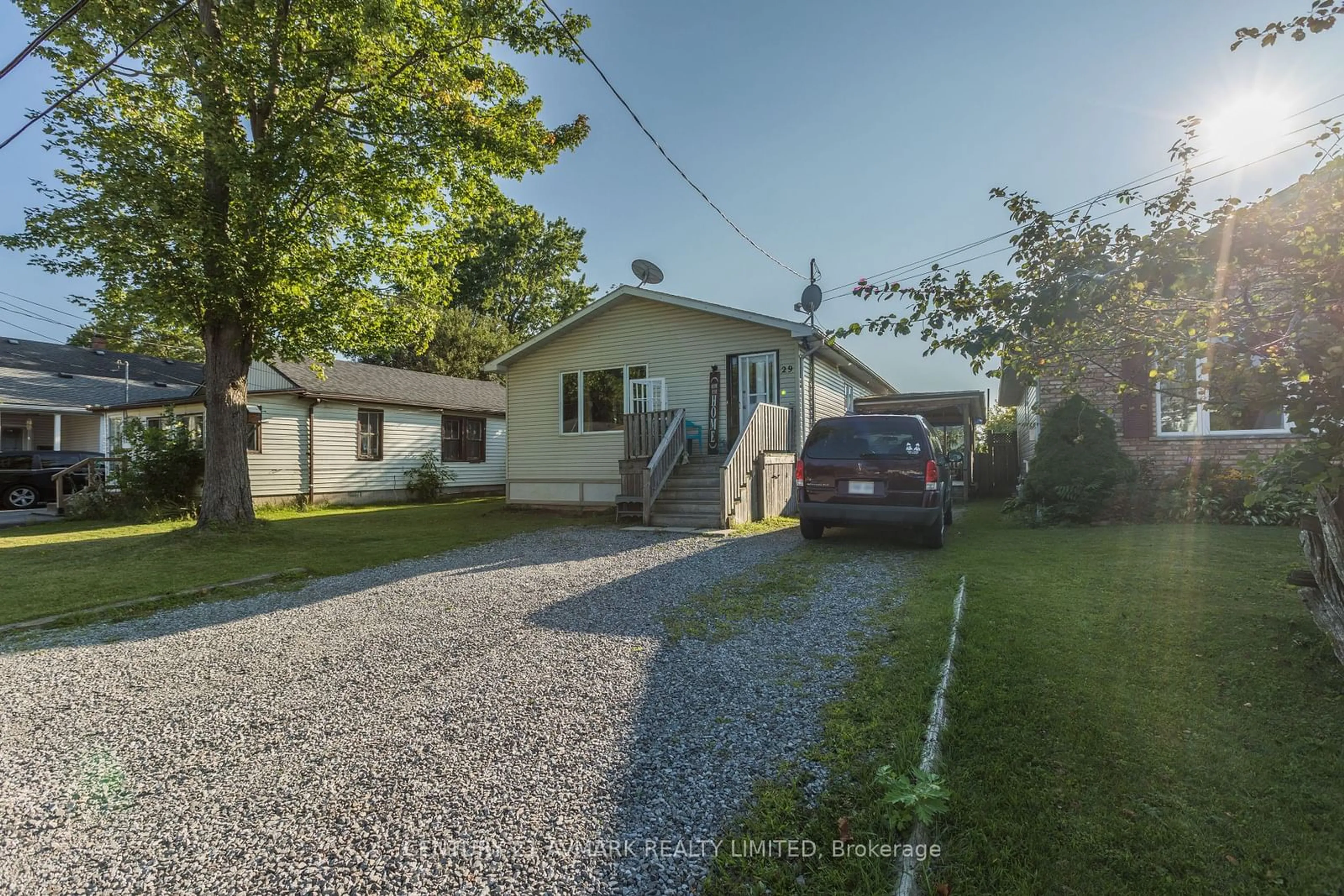 A pic from outside/outdoor area/front of a property/back of a property/a pic from drone, street for 29 Lillian St, Fort Erie Ontario L2A 5M1