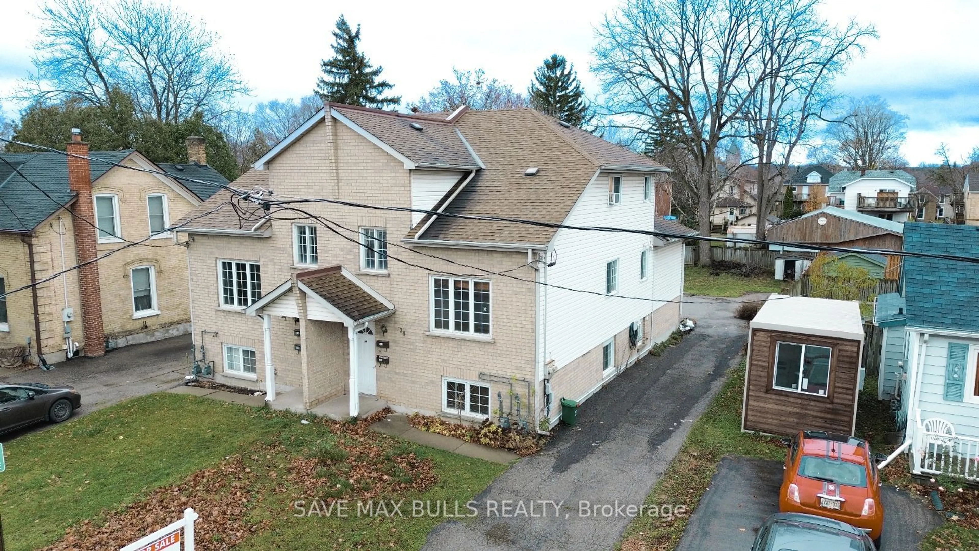 A pic from outside/outdoor area/front of a property/back of a property/a pic from drone, street for 34 Hopeton St, Cambridge Ontario N1R 3T3