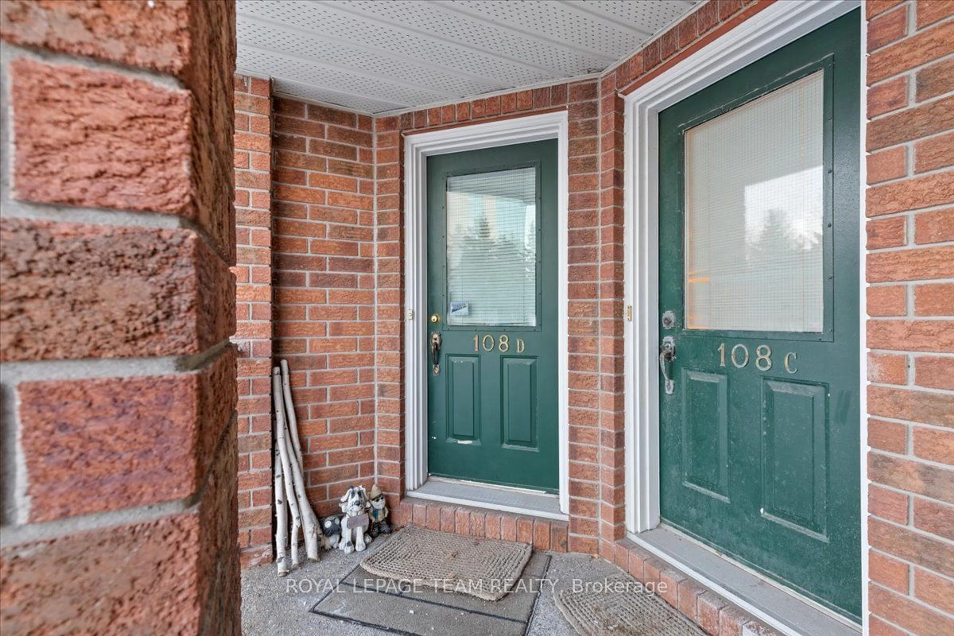 Indoor entryway for 108 C Centrepointe Dr #32, South of Baseline to Knoxdale Ontario K2G 6K3