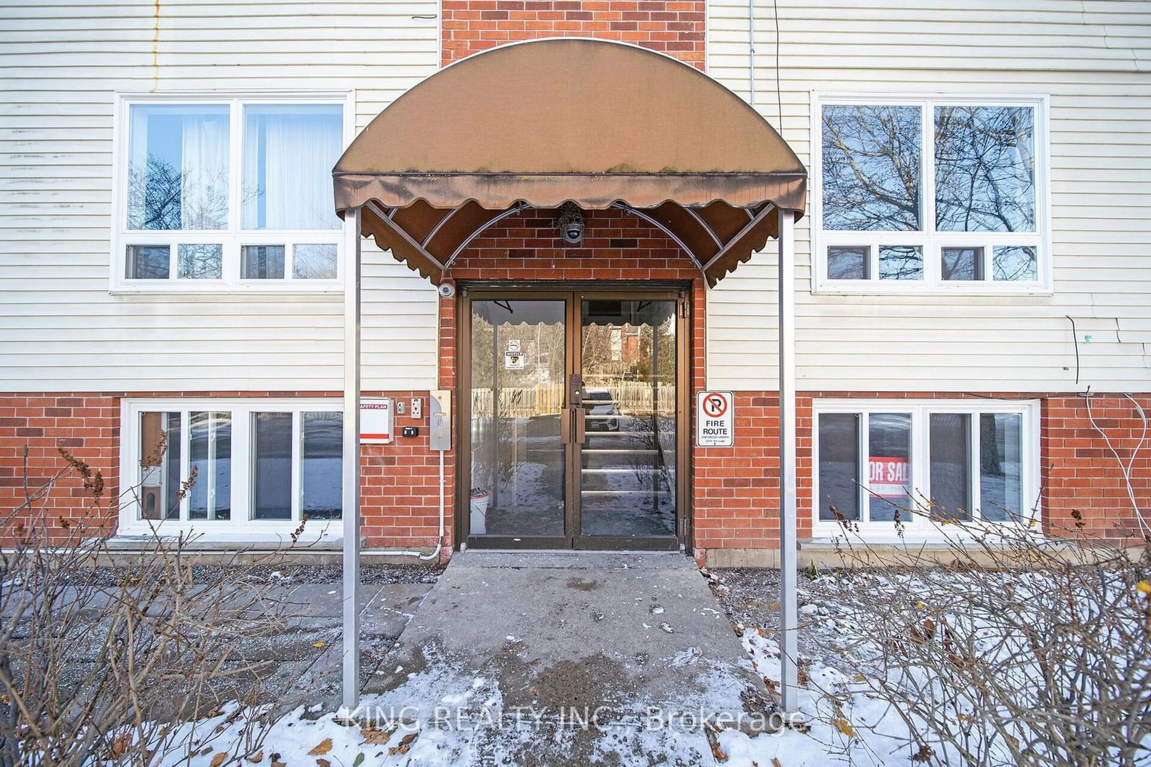 Indoor foyer for 119 Cedar St #1, Kitchener Ontario N2G 3L6