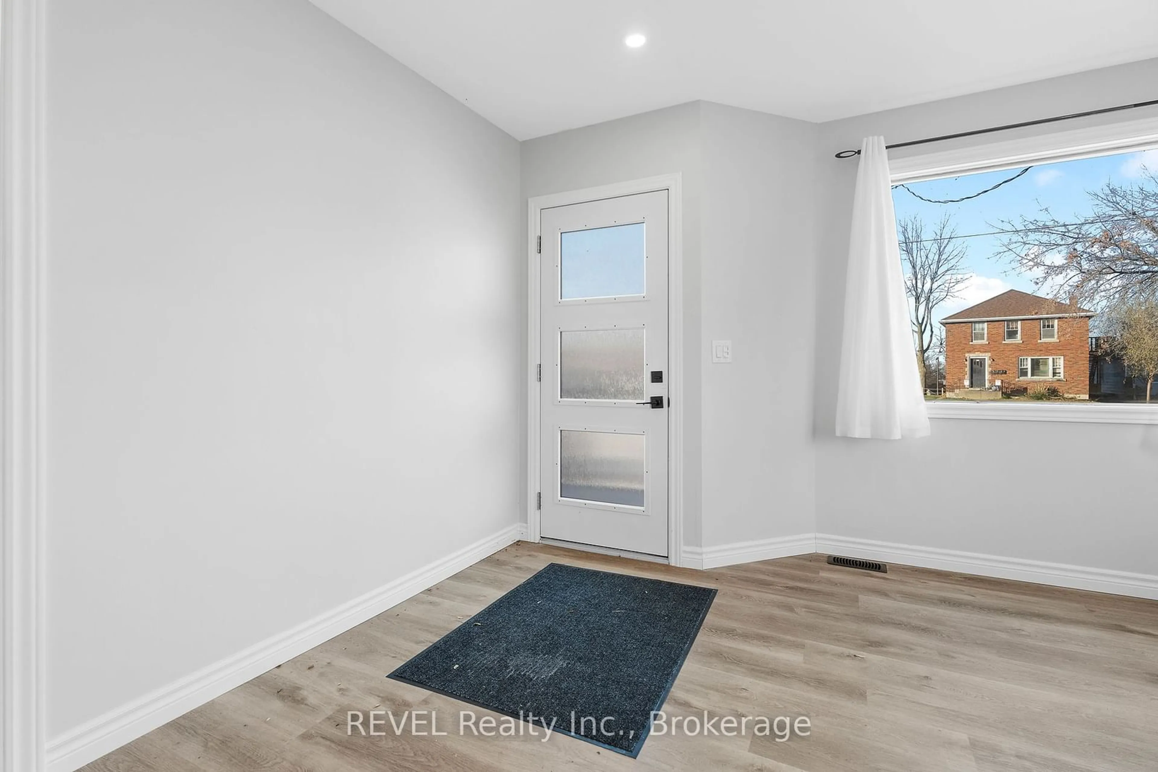 Indoor entryway for 116 Arthur St, St. Catharines Ontario L2M 1H7