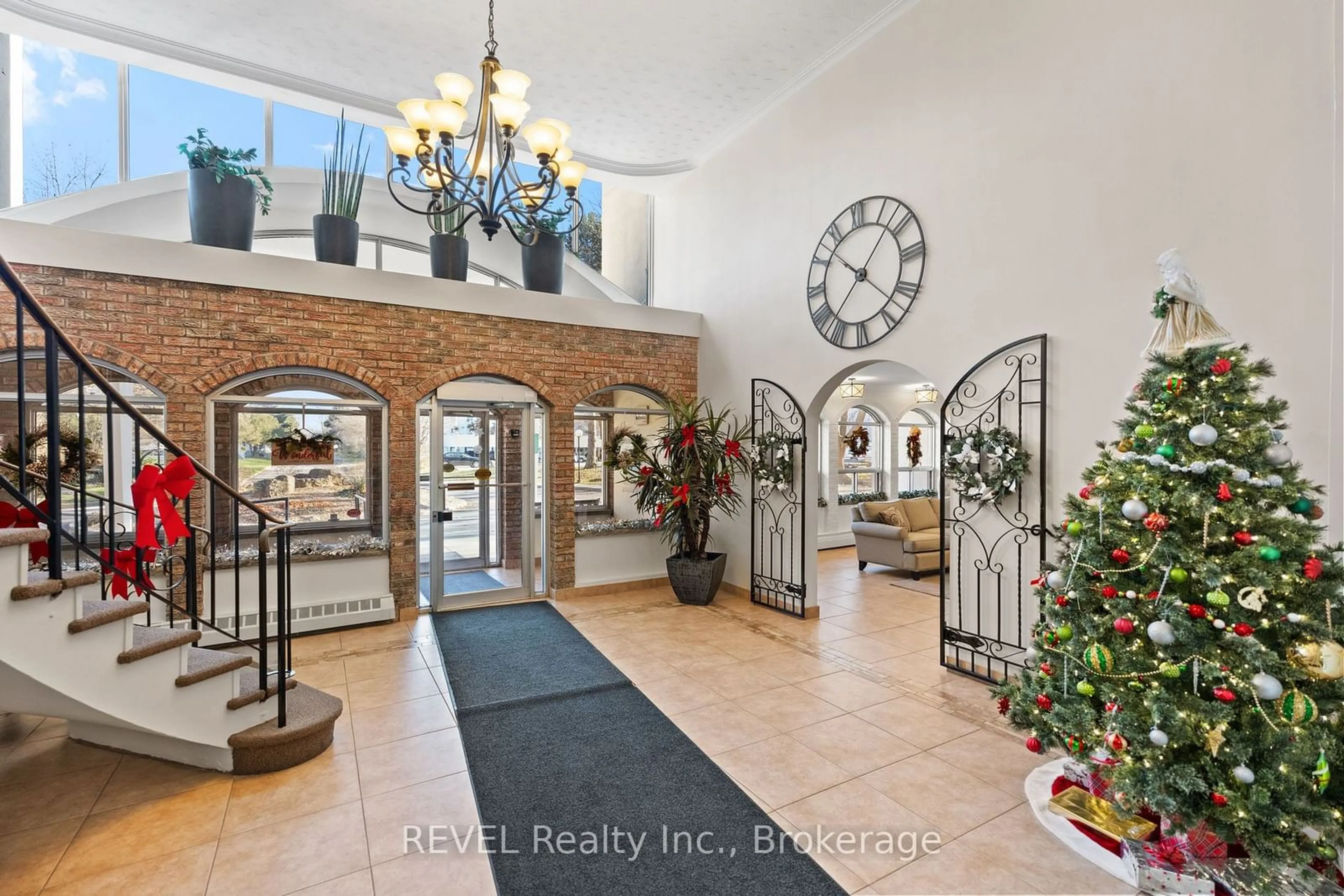 Indoor foyer for 365 Geneva St #411, St. Catharines Ontario L2N 5S7