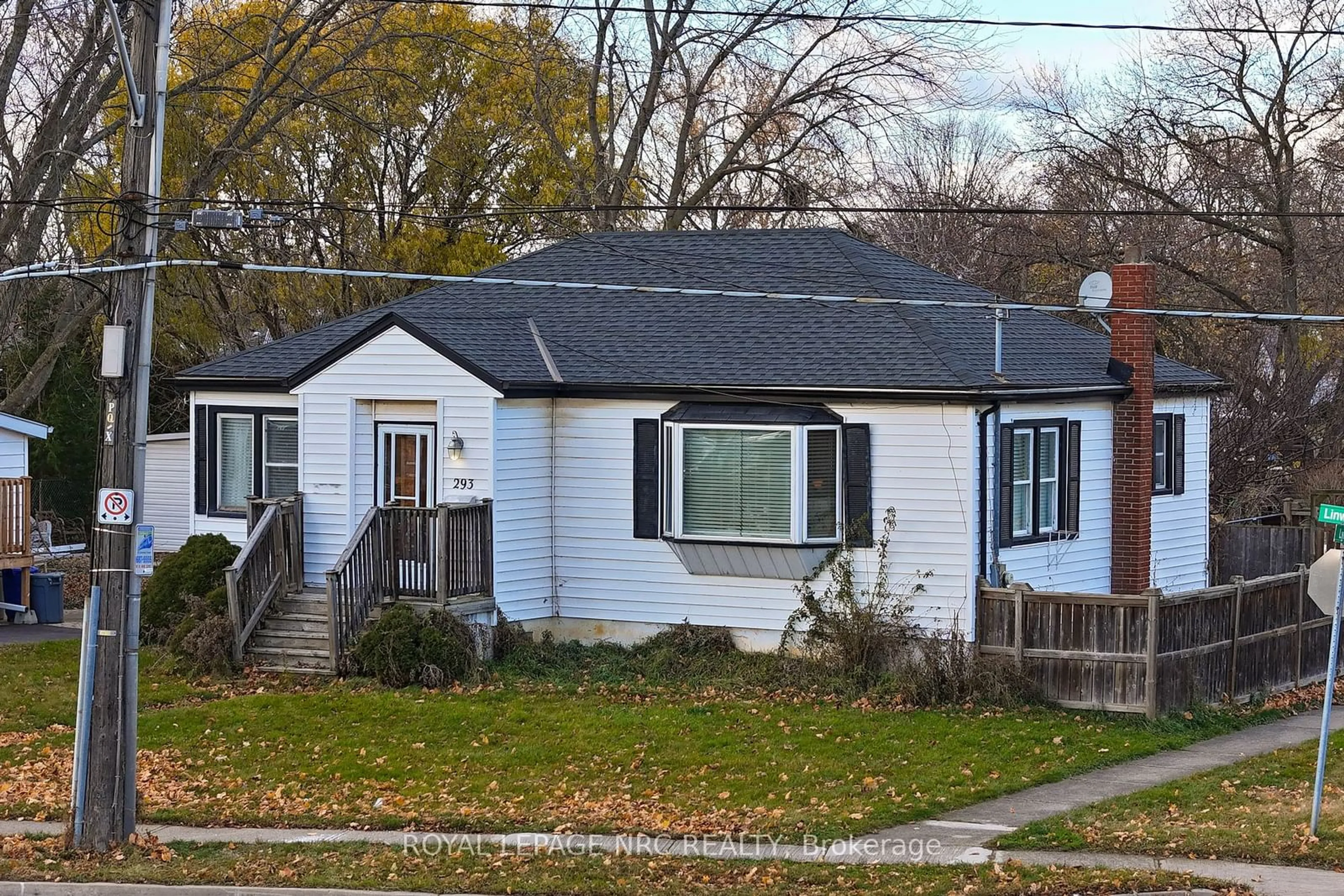 Home with vinyl exterior material, street for 293 Linwell Rd, St. Catharines Ontario L2N 1S9