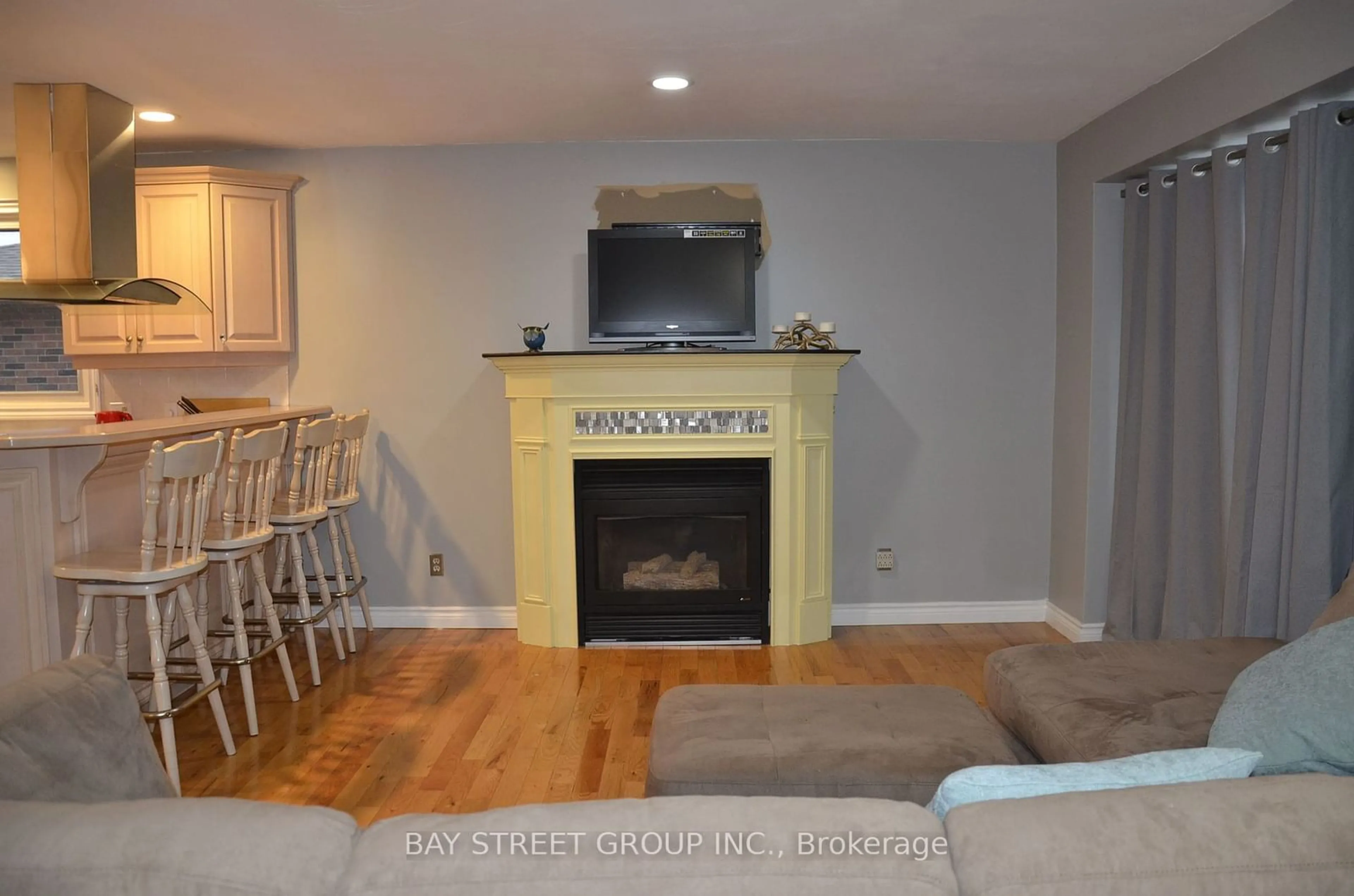 Living room with furniture, wood/laminate floor for 125 Loyalist Dr, Hamilton Ontario L8K 4J5