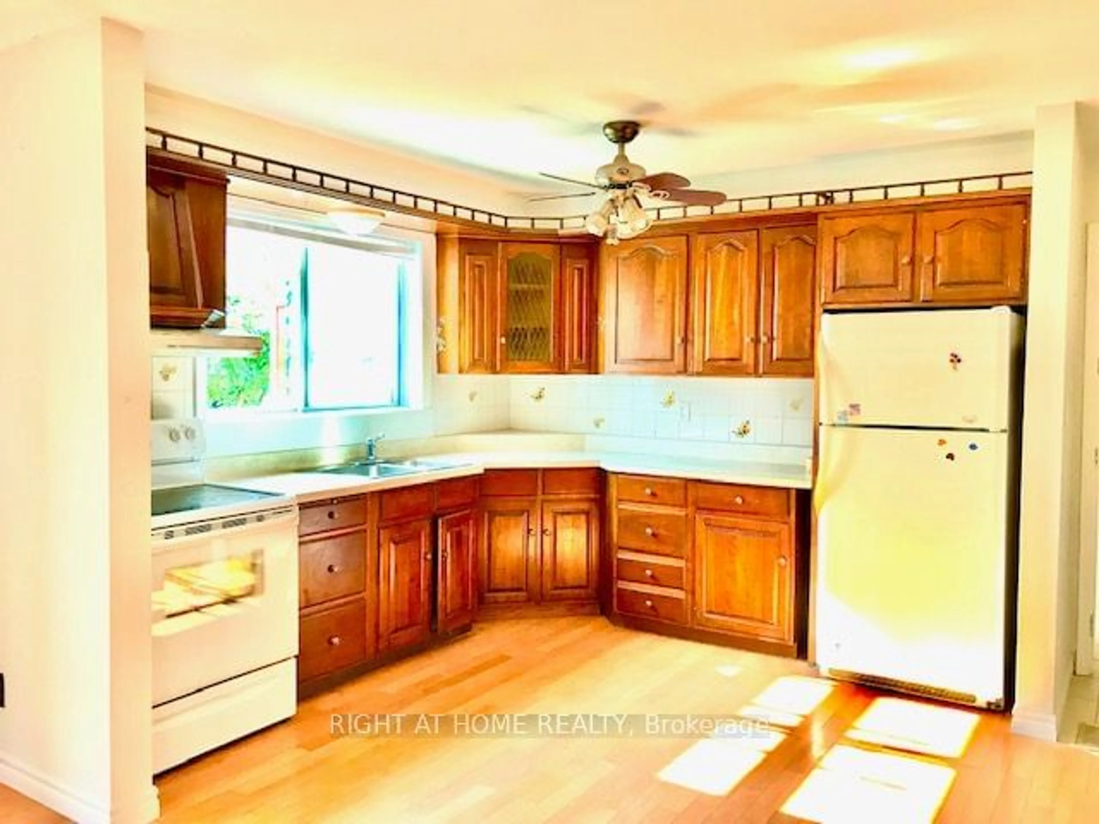 Standard kitchen, unknown for 57 Water St, Thorold Ontario L2V 2K5