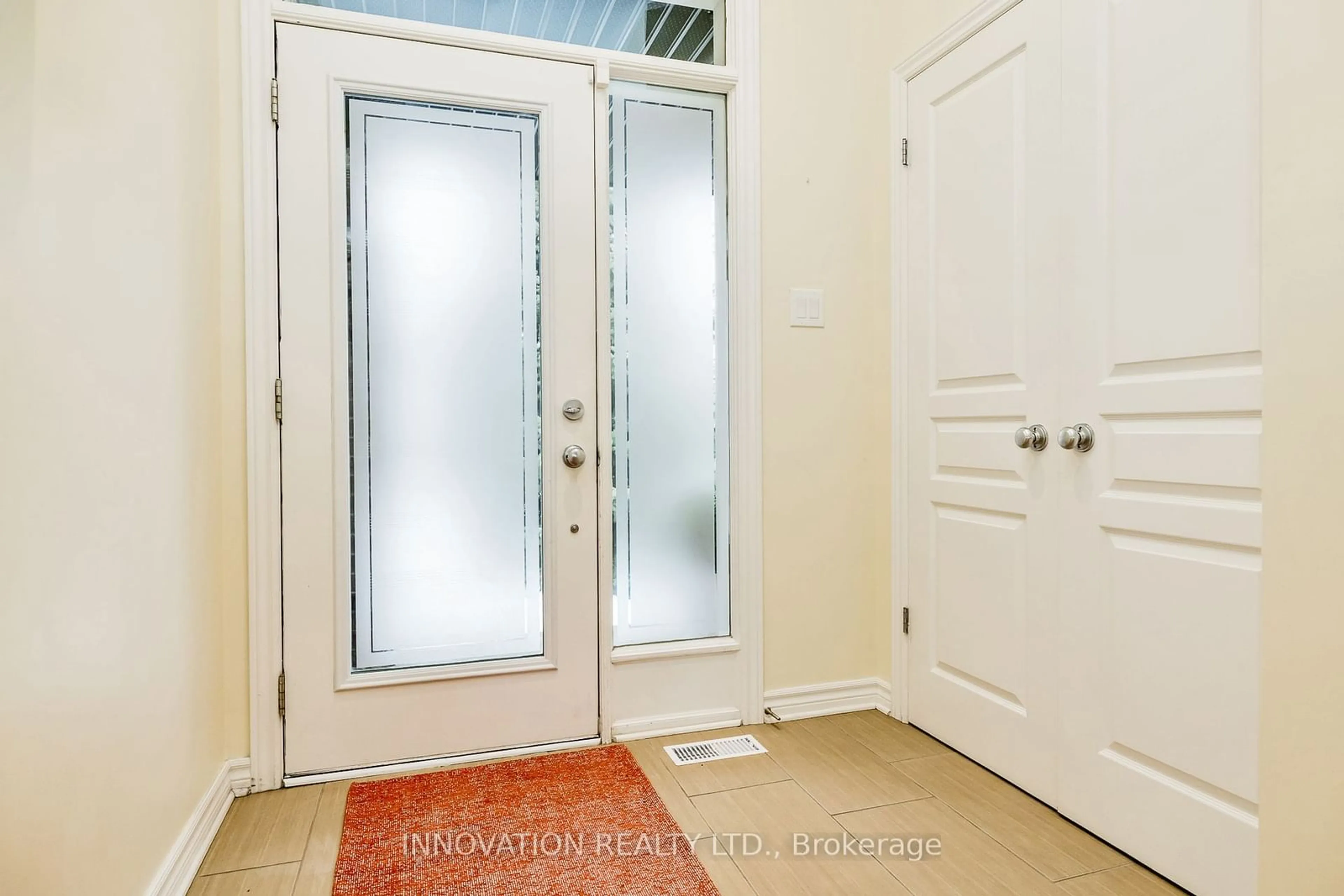 Indoor entryway for 926 Fletcher Circ, Kanata Ontario K2T 0B7