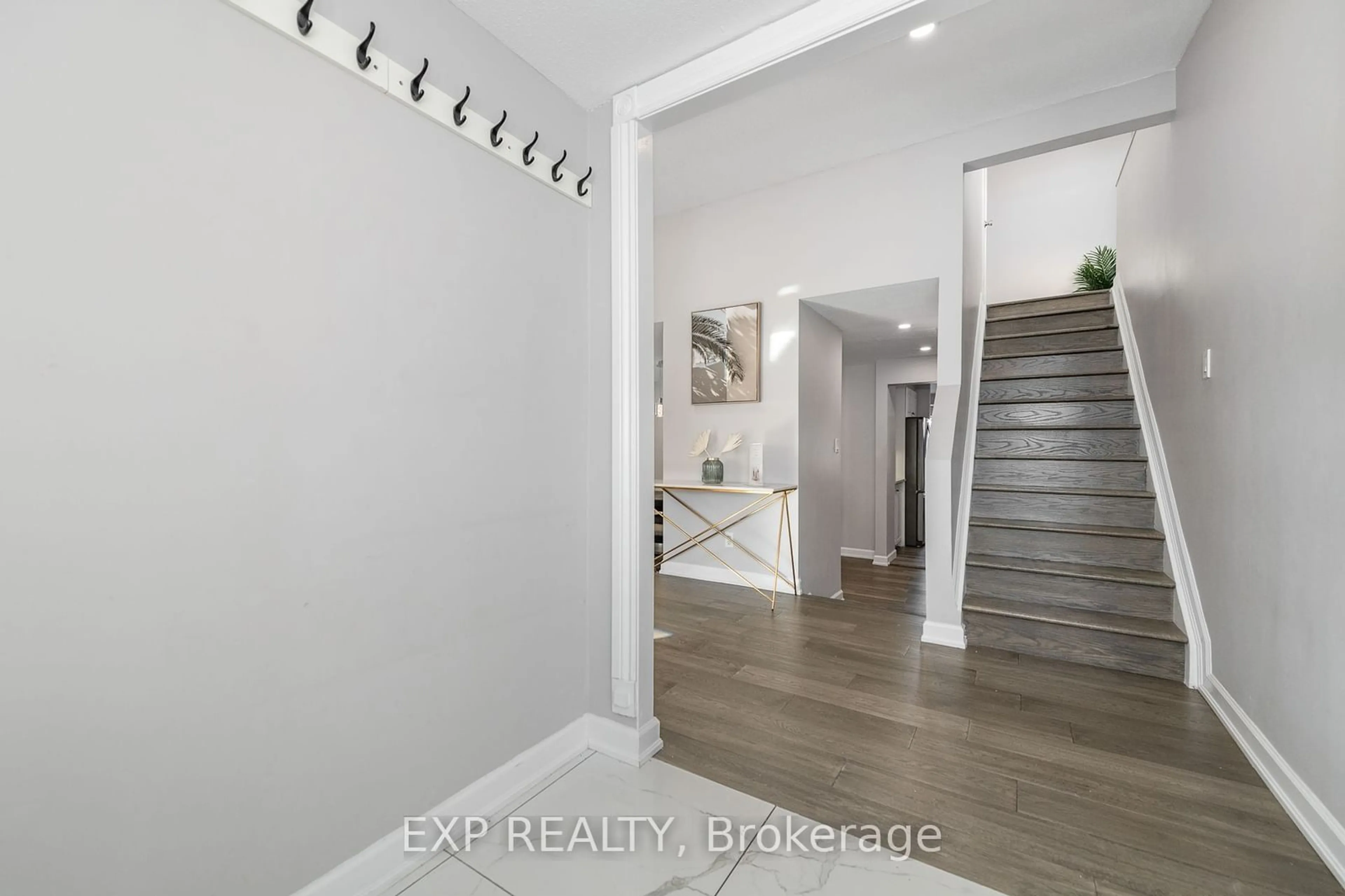 Indoor entryway for 22 Burnetts Grove Circ, Barrhaven Ontario K2J 1N6