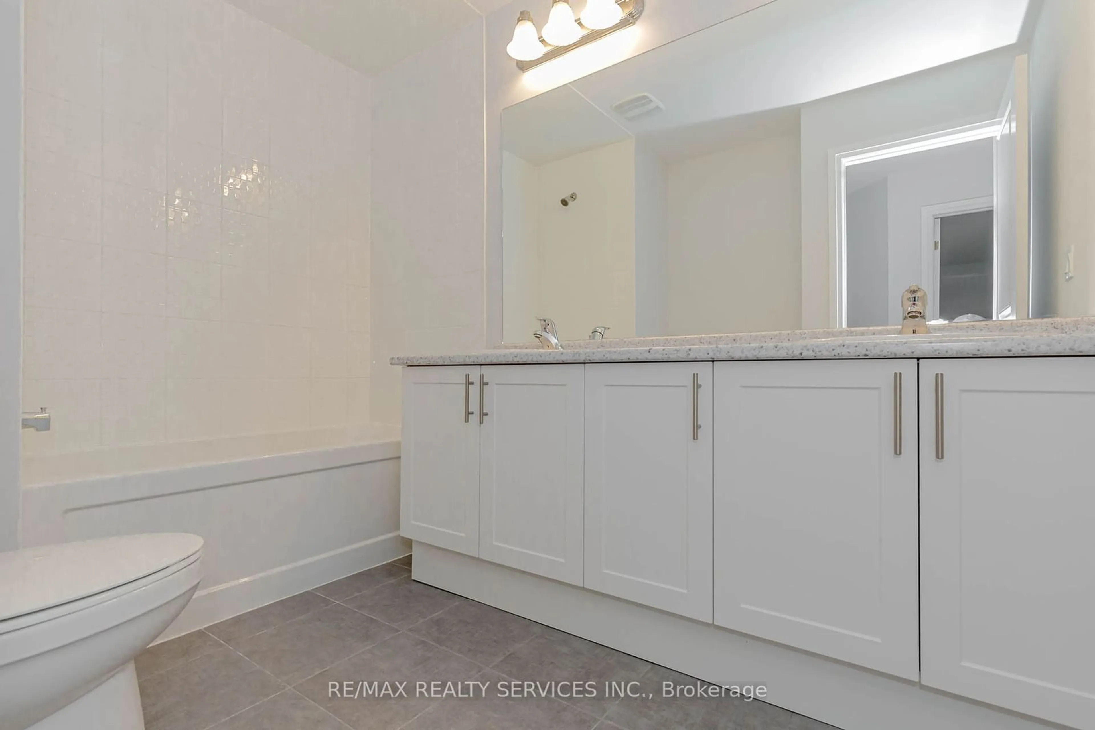 Standard bathroom, unknown for 861 Knights Lane, Woodstock Ontario N4T 0P7