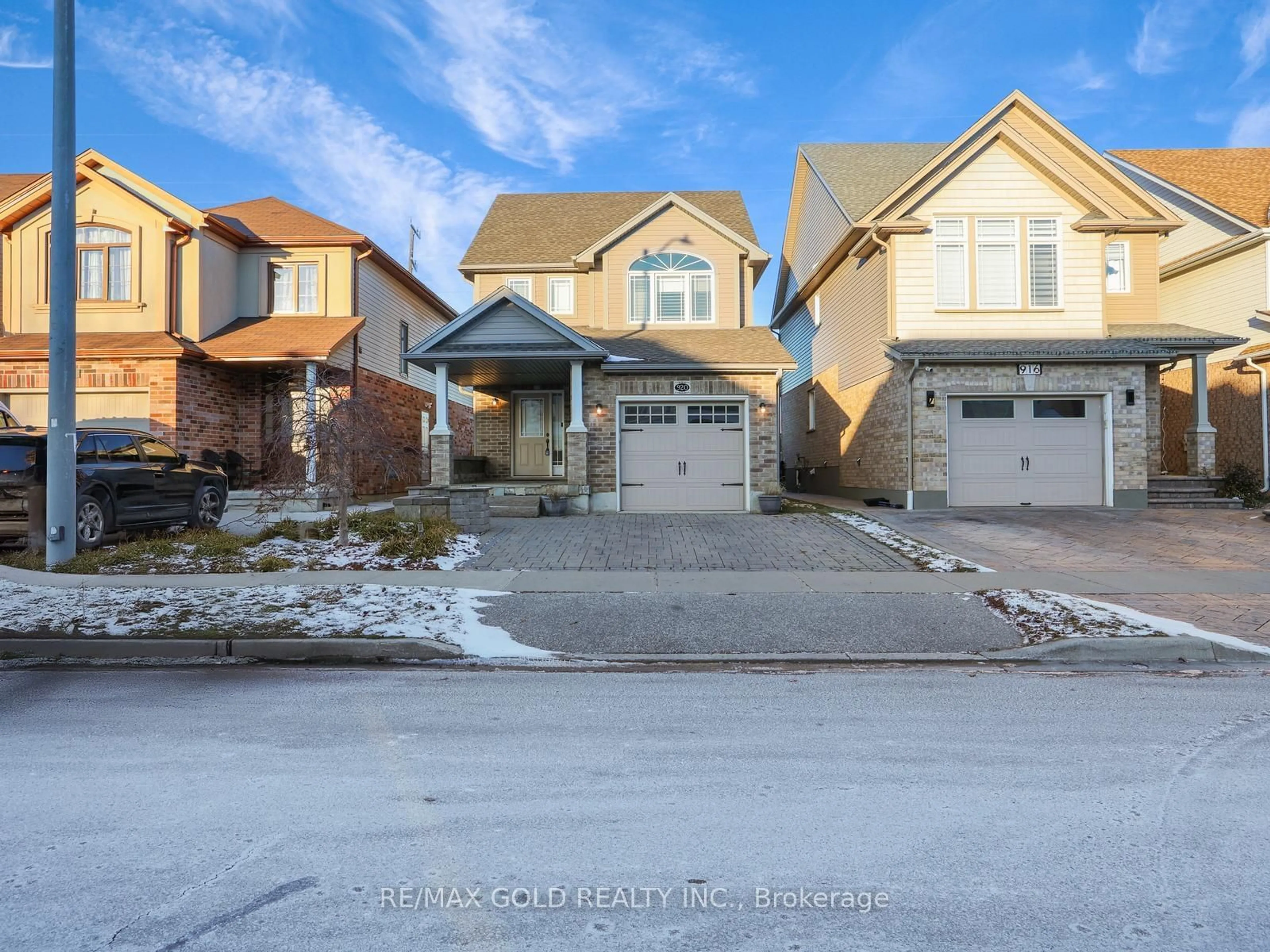 A pic from outside/outdoor area/front of a property/back of a property/a pic from drone, street for 920 Dunblane Crt, Kitchener Ontario N2R 1W9