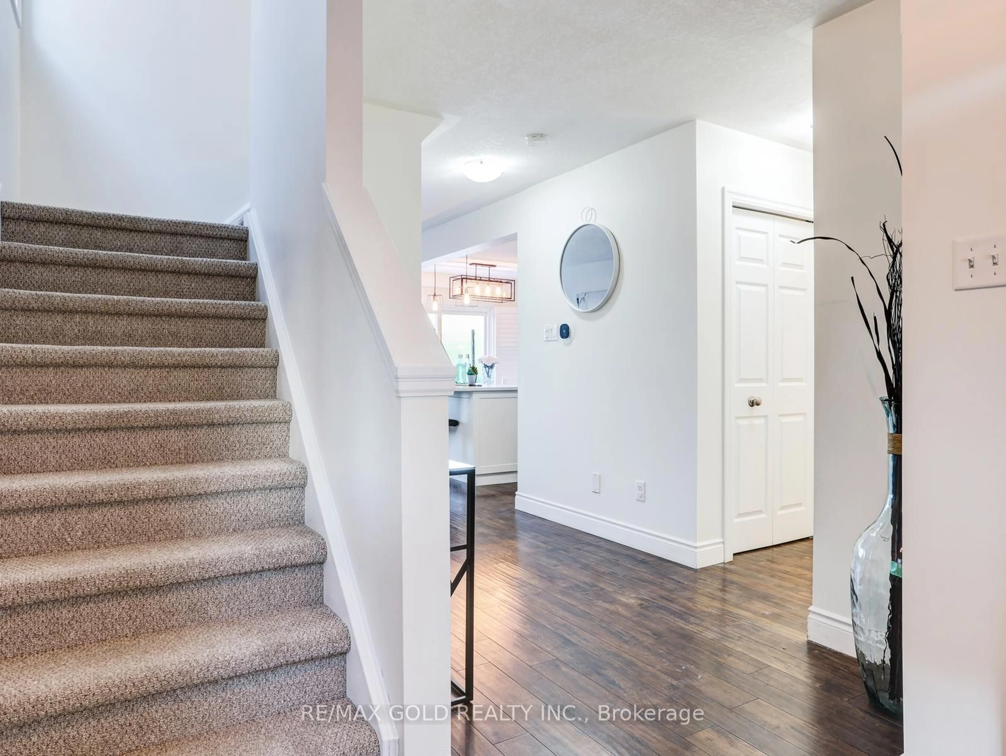 Indoor entryway for 920 Dunblane Crt, Kitchener Ontario N2R 1W9