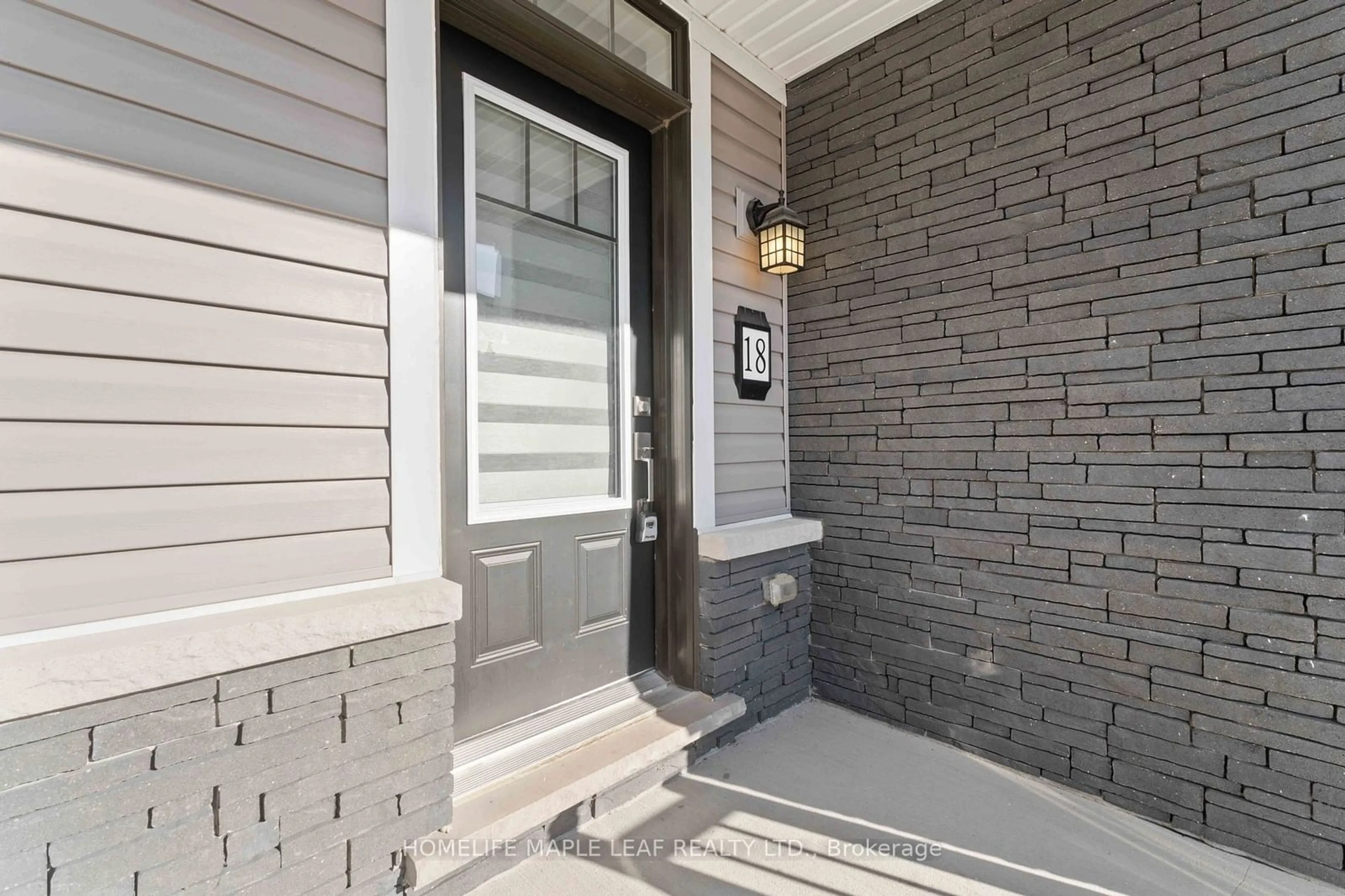 Indoor entryway for 8273 TULIP TREE Dr, Niagara Falls Ontario L2H 3S8