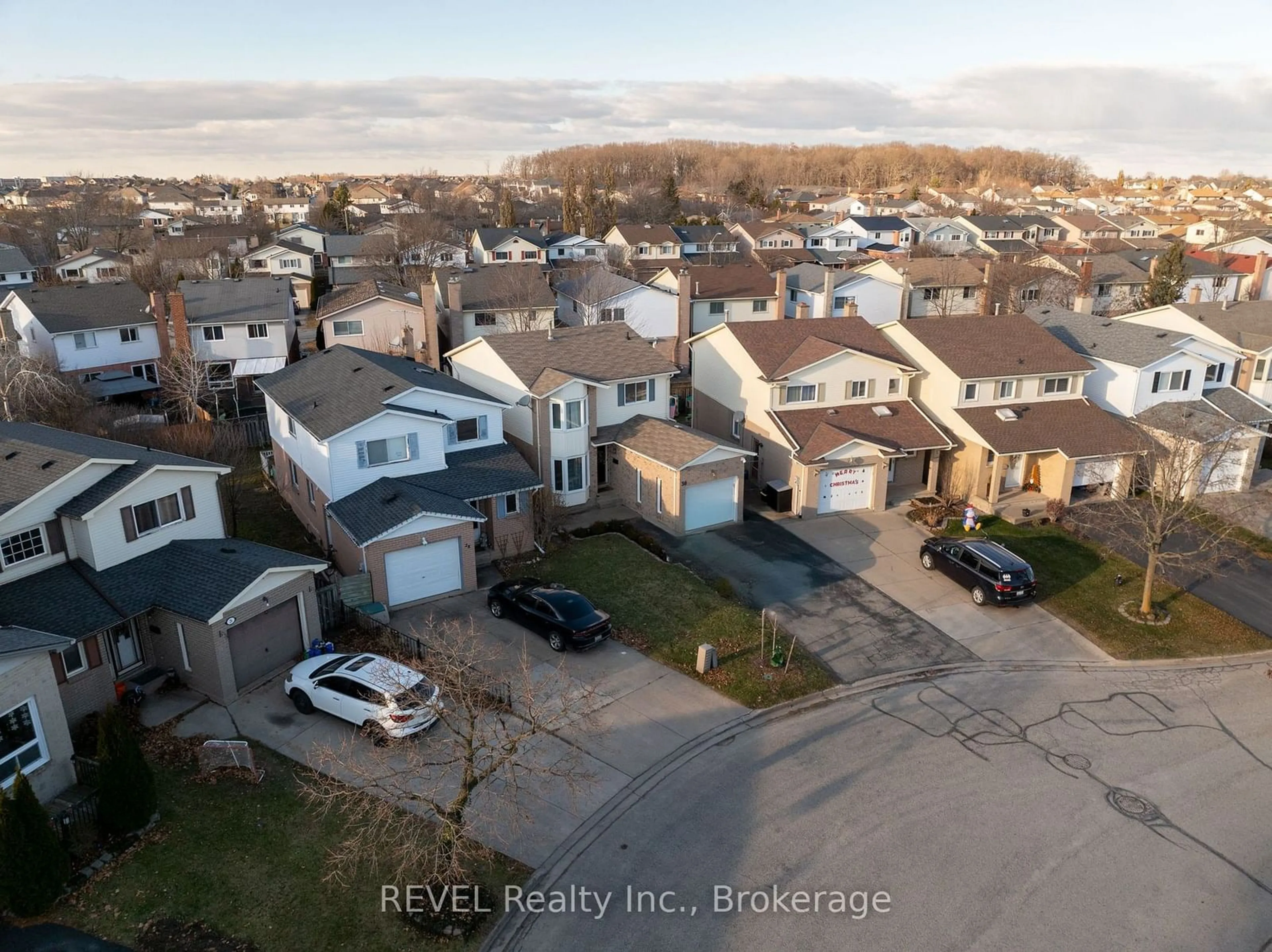 A pic from outside/outdoor area/front of a property/back of a property/a pic from drone, street for 30 Naples Crt, Thorold Ontario L2V 4S7