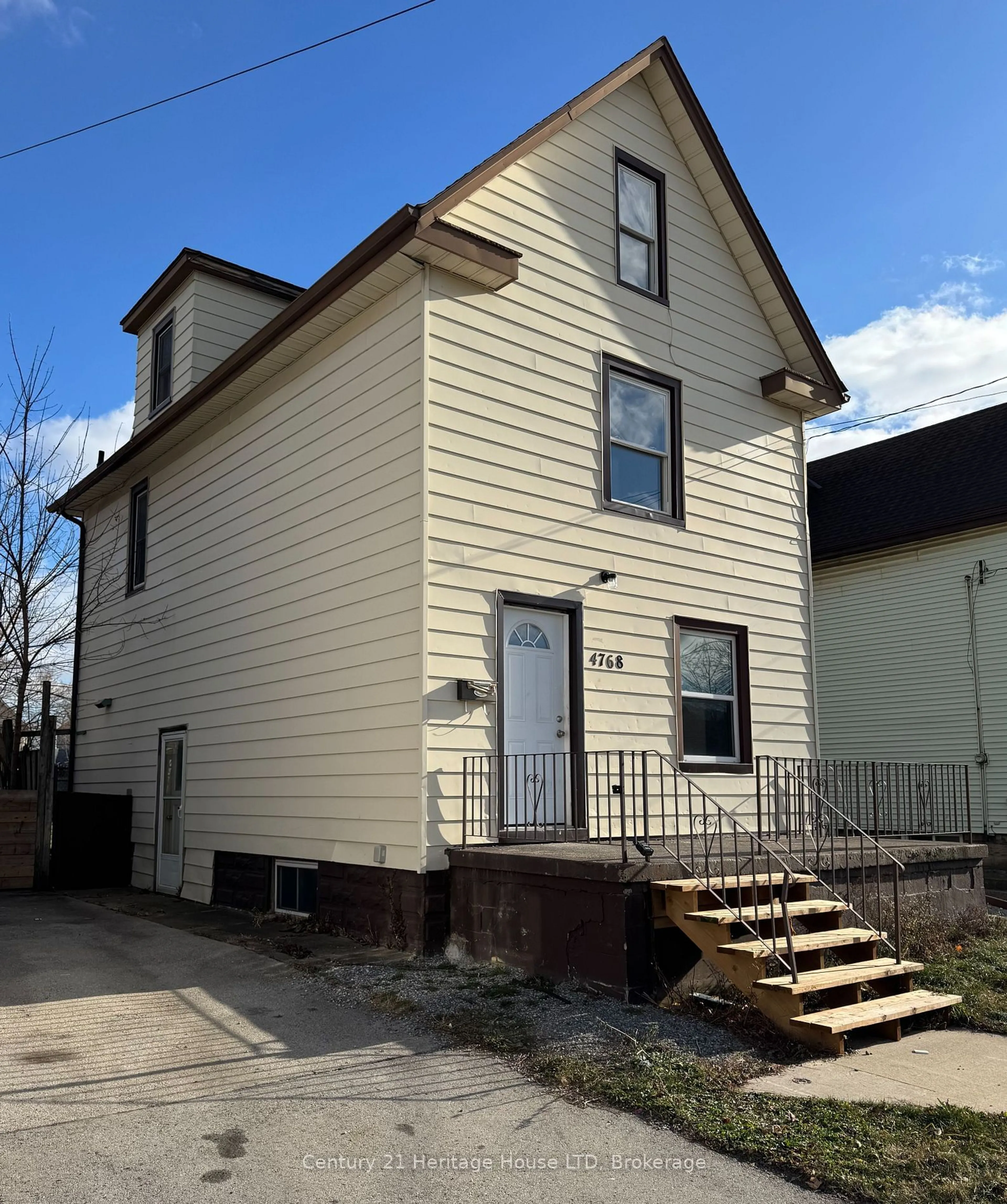 Home with vinyl exterior material, building for 4768 St Lawrence Ave, Niagara Falls Ontario L2E 3X9